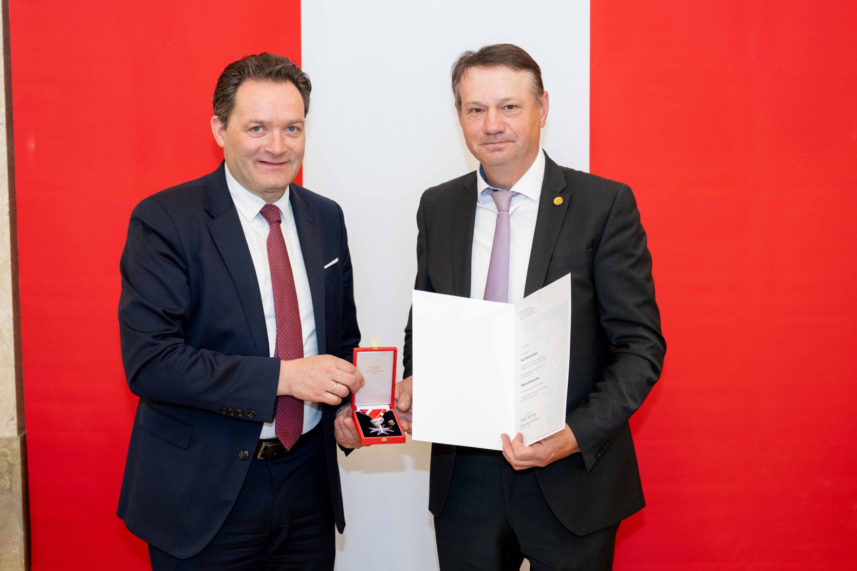 Bundesminister Norbert Totschnig &uuml;berreichte, im Namen des Herrn Bundespr&auml;sidenten Dr. Alexander Van der Bellen, Ehrenzeichen sowie auch Berufstitel im Marmorsaal des Regierungsgeb&auml;udes.