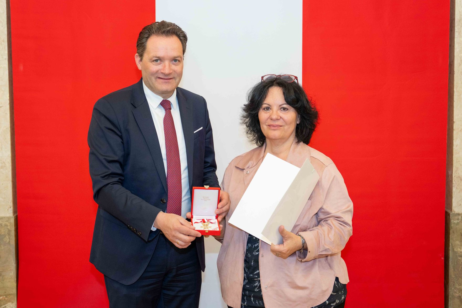 Bundesminister Norbert Totschnig &uuml;berreichte, im Namen des Herrn Bundespr&auml;sidenten Dr. Alexander Van der Bellen, Ehrenzeichen sowie auch Berufstitel im Marmorsaal des Regierungsgeb&auml;udes.