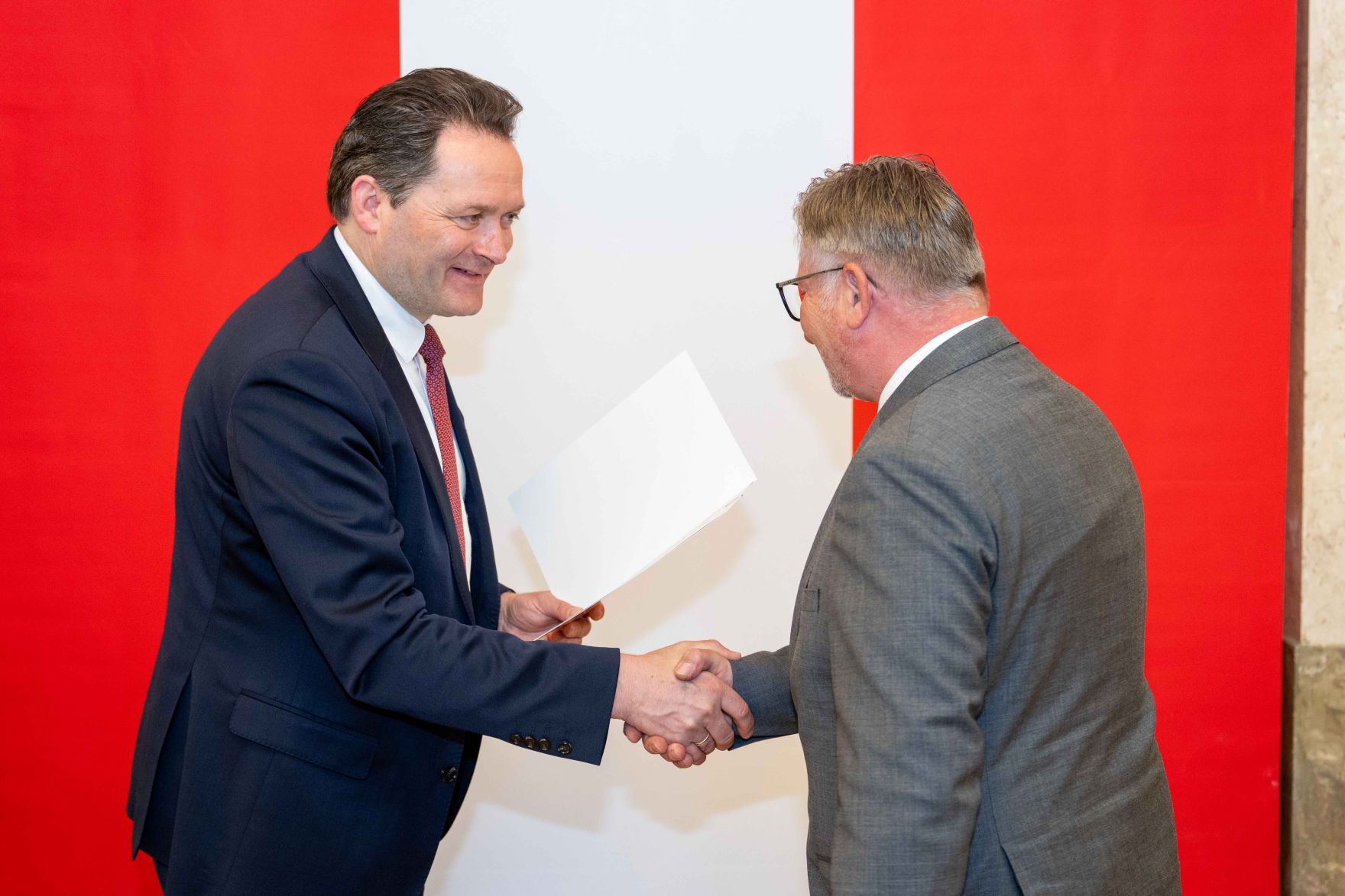 Bundesminister Norbert Totschnig &uuml;berreichte, im Namen des Herrn Bundespr&auml;sidenten Dr. Alexander Van der Bellen, Ehrenzeichen sowie auch Berufstitel im Marmorsaal des Regierungsgeb&auml;udes.