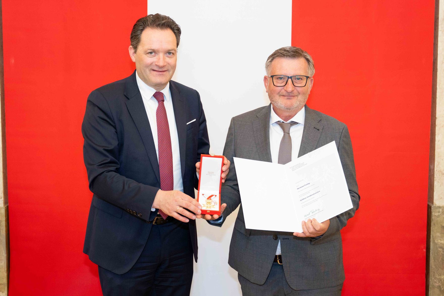 Bundesminister Norbert Totschnig &uuml;berreichte, im Namen des Herrn Bundespr&auml;sidenten Dr. Alexander Van der Bellen, Ehrenzeichen sowie auch Berufstitel im Marmorsaal des Regierungsgeb&auml;udes.