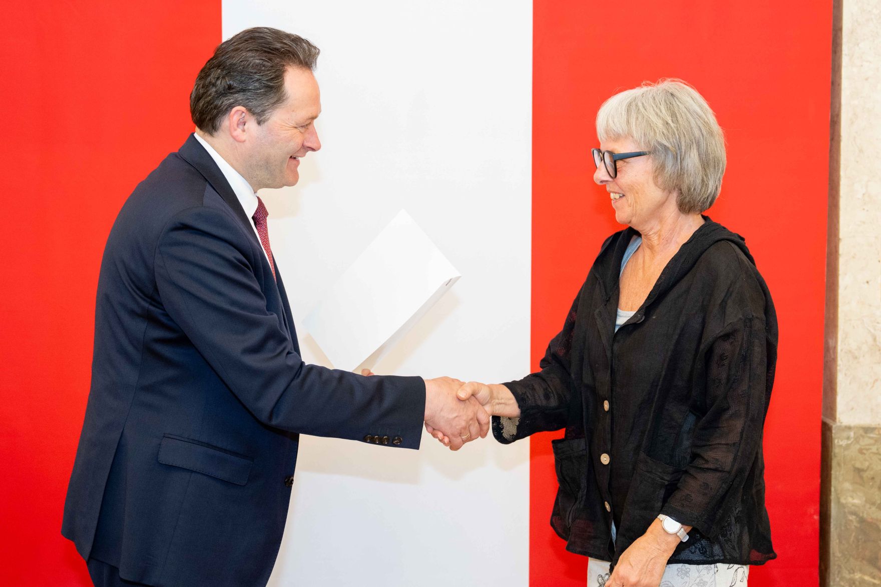 Bundesminister Norbert Totschnig &uuml;berreichte, im Namen des Herrn Bundespr&auml;sidenten Dr. Alexander Van der Bellen, Ehrenzeichen sowie auch Berufstitel im Marmorsaal des Regierungsgeb&auml;udes.
