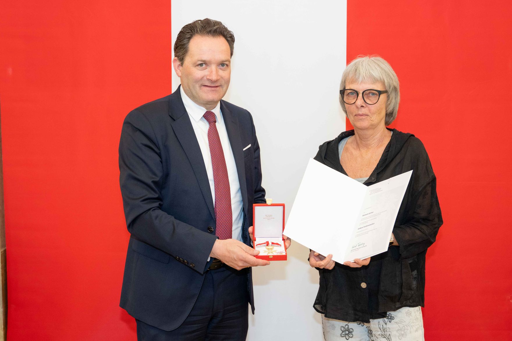Bundesminister Norbert Totschnig &uuml;berreichte, im Namen des Herrn Bundespr&auml;sidenten Dr. Alexander Van der Bellen, Ehrenzeichen sowie auch Berufstitel im Marmorsaal des Regierungsgeb&auml;udes.
