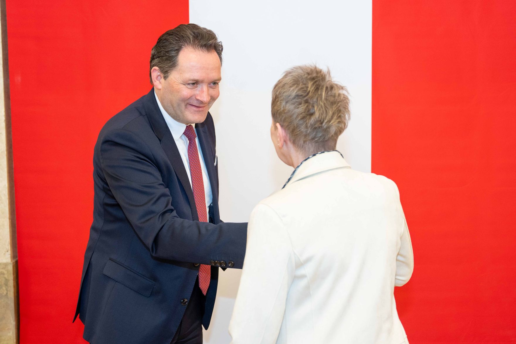 Bundesminister Norbert Totschnig &uuml;berreichte, im Namen des Herrn Bundespr&auml;sidenten Dr. Alexander Van der Bellen, Ehrenzeichen sowie auch Berufstitel im Marmorsaal des Regierungsgeb&auml;udes.