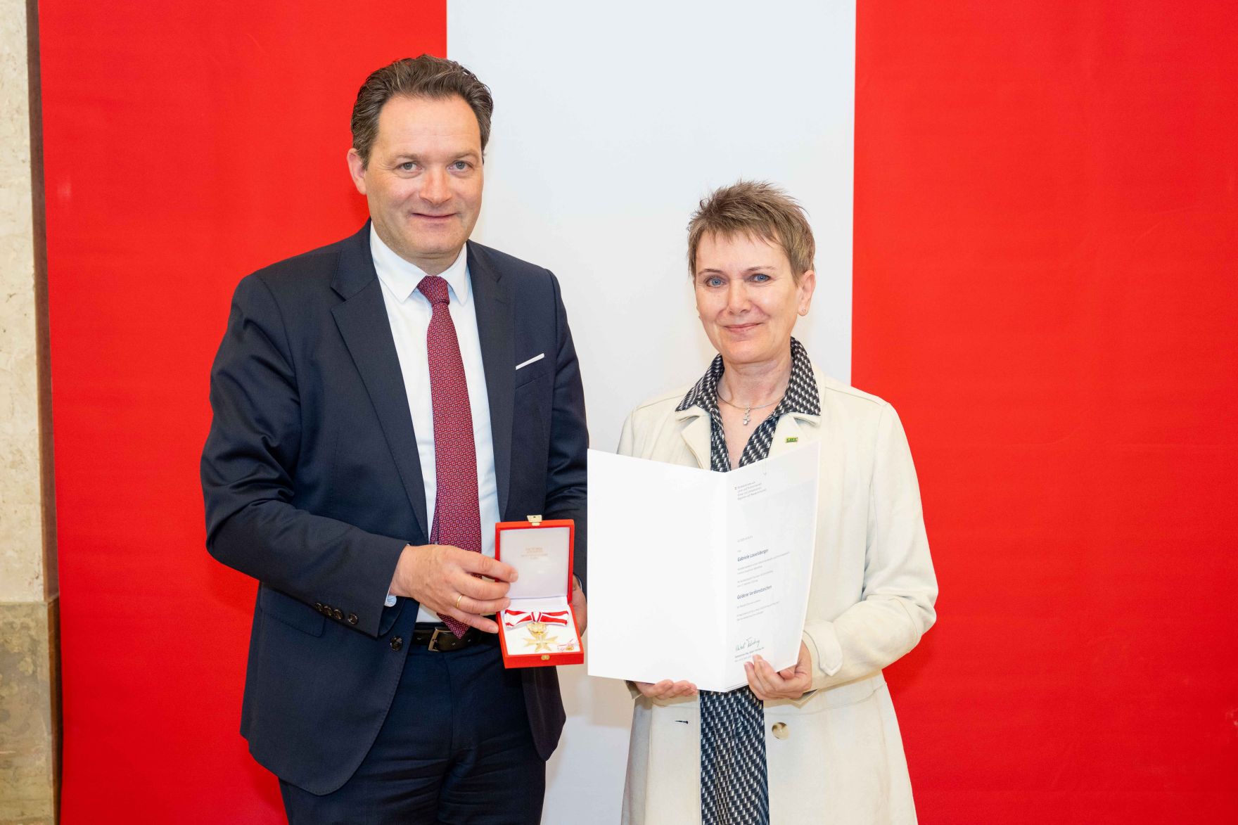 Bundesminister Norbert Totschnig &uuml;berreichte, im Namen des Herrn Bundespr&auml;sidenten Dr. Alexander Van der Bellen, Ehrenzeichen sowie auch Berufstitel im Marmorsaal des Regierungsgeb&auml;udes.