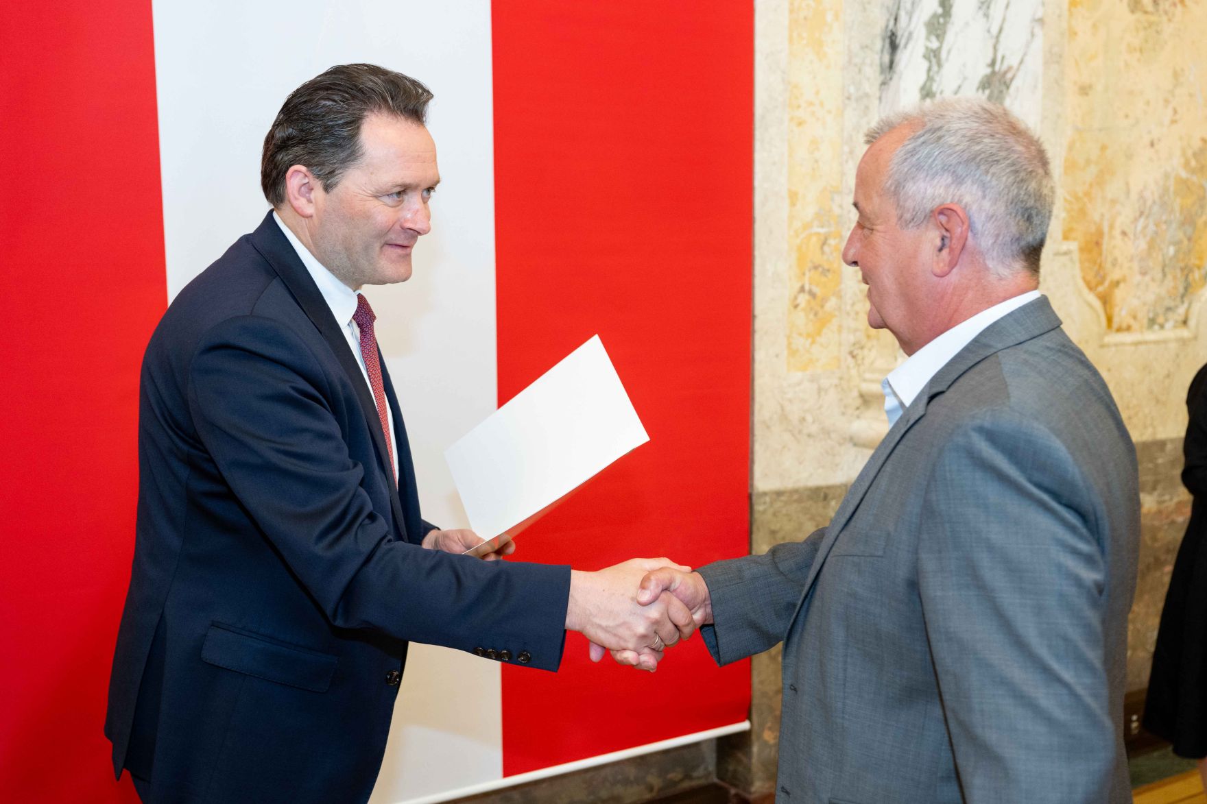 Bundesminister Norbert Totschnig &uuml;berreichte, im Namen des Herrn Bundespr&auml;sidenten Dr. Alexander Van der Bellen, Ehrenzeichen sowie auch Berufstitel im Marmorsaal des Regierungsgeb&auml;udes.
