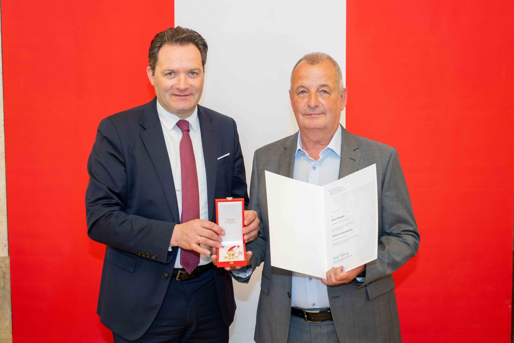 Bundesminister Norbert Totschnig &uuml;berreichte, im Namen des Herrn Bundespr&auml;sidenten Dr. Alexander Van der Bellen, Ehrenzeichen sowie auch Berufstitel im Marmorsaal des Regierungsgeb&auml;udes.