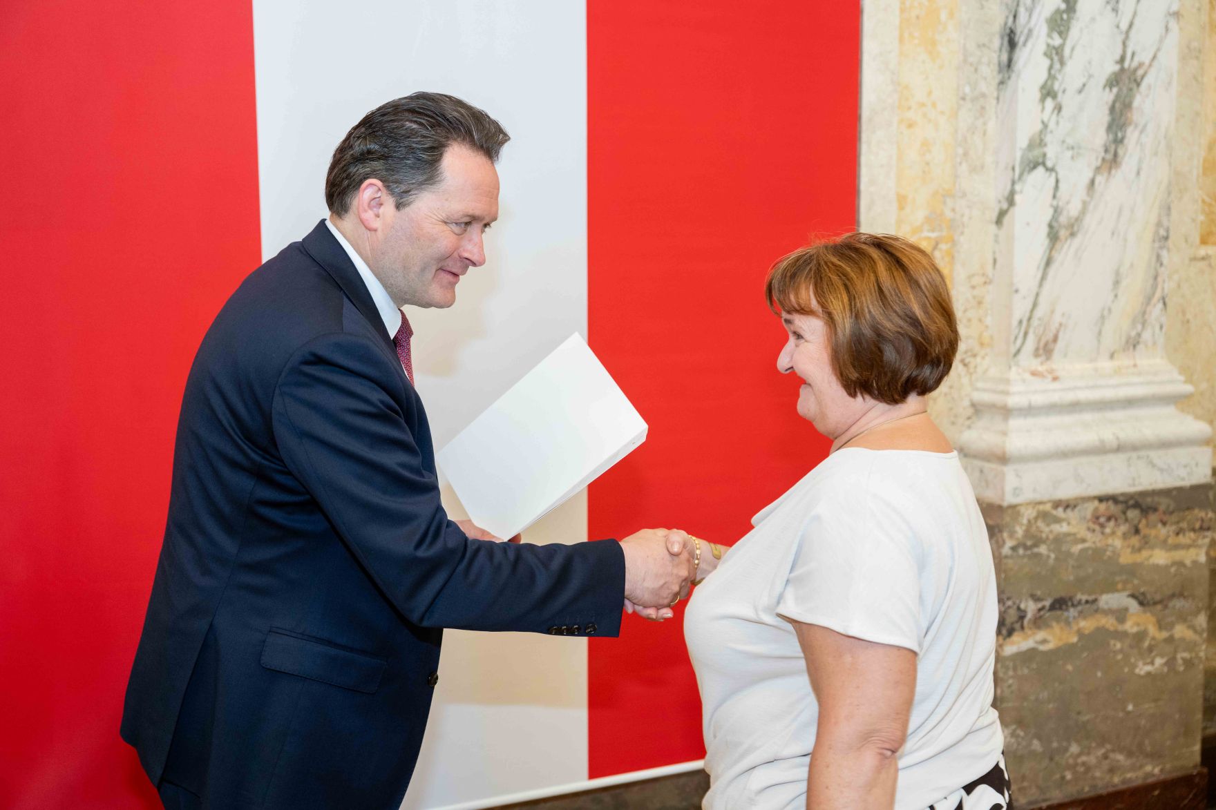 Bundesminister Norbert Totschnig &uuml;berreichte, im Namen des Herrn Bundespr&auml;sidenten Dr. Alexander Van der Bellen, Ehrenzeichen sowie auch Berufstitel im Marmorsaal des Regierungsgeb&auml;udes.