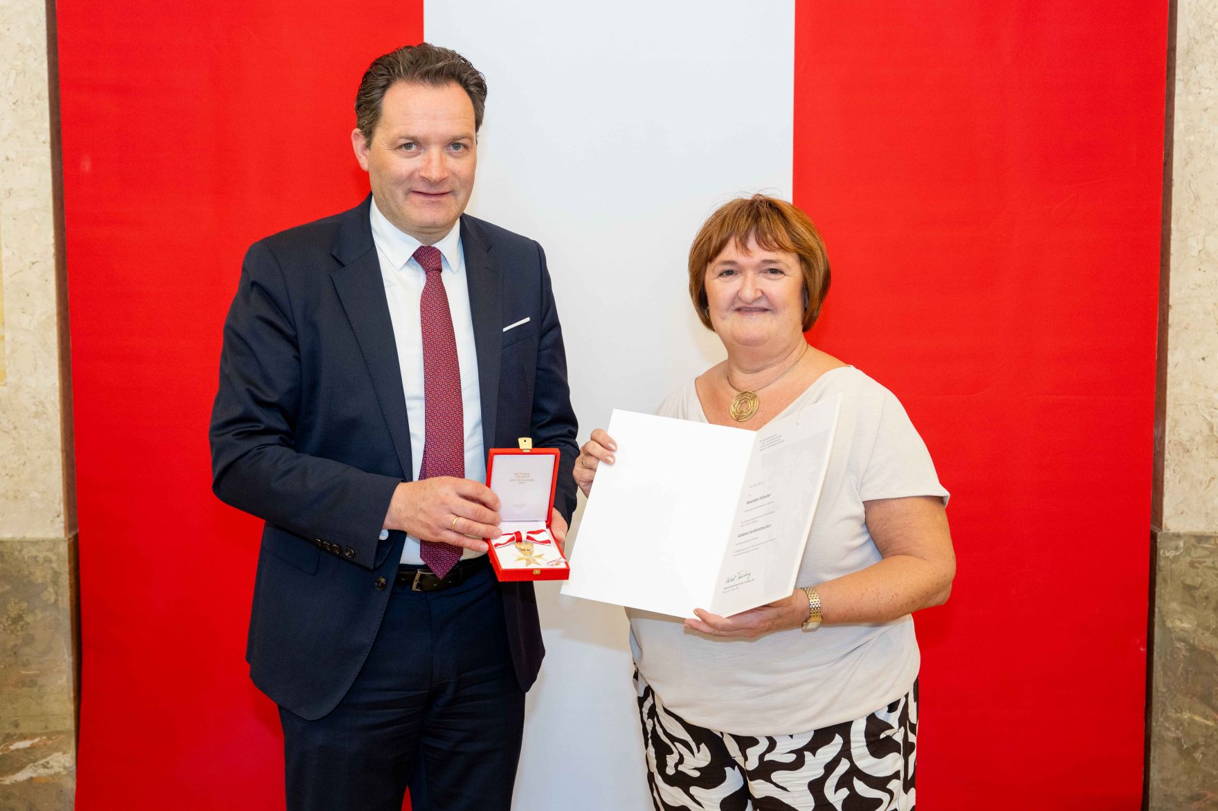 Bundesminister Norbert Totschnig &uuml;berreichte, im Namen des Herrn Bundespr&auml;sidenten Dr. Alexander Van der Bellen, Ehrenzeichen sowie auch Berufstitel im Marmorsaal des Regierungsgeb&auml;udes.