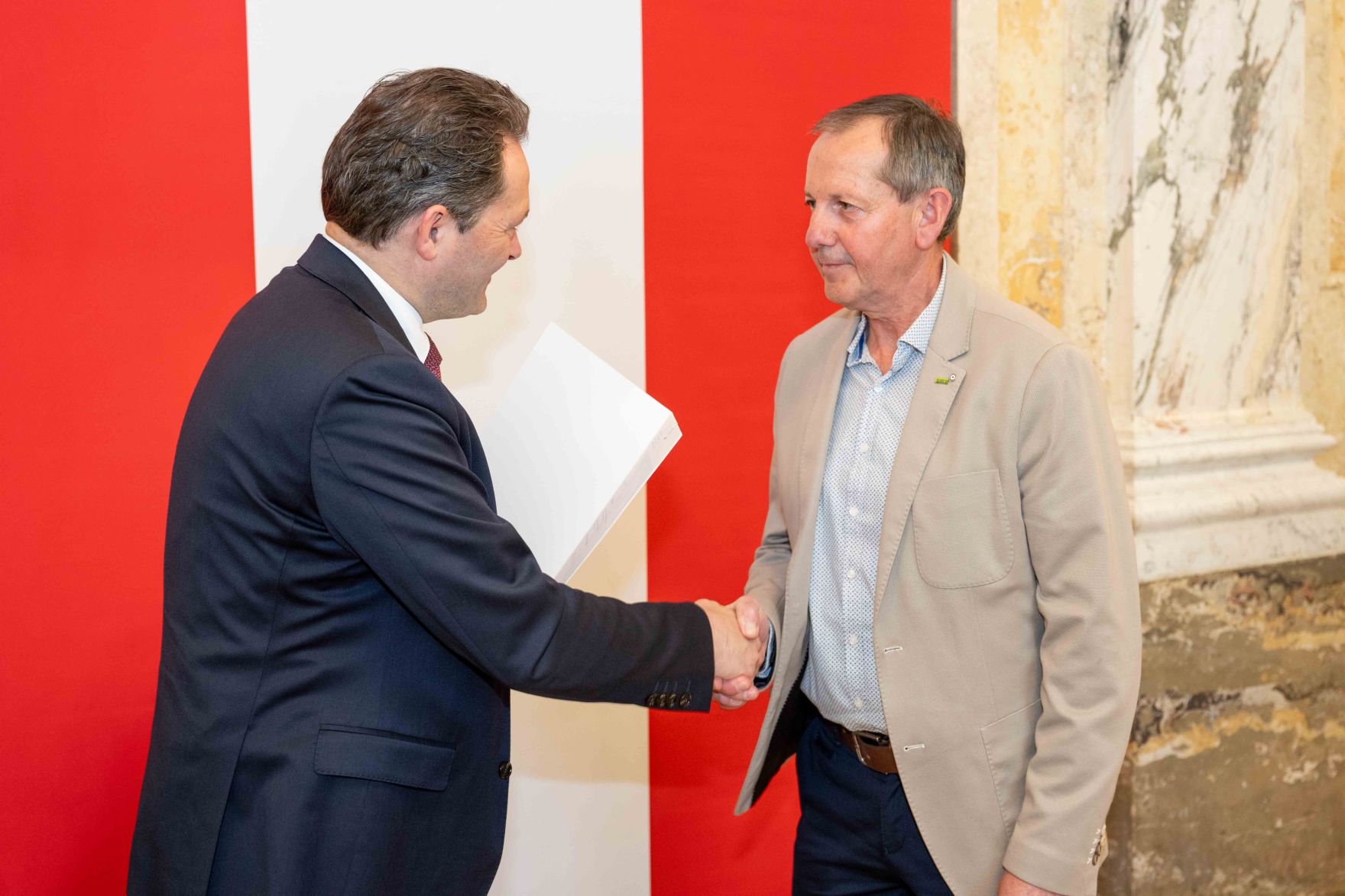 Bundesminister Norbert Totschnig &uuml;berreichte, im Namen des Herrn Bundespr&auml;sidenten Dr. Alexander Van der Bellen, Ehrenzeichen sowie auch Berufstitel im Marmorsaal des Regierungsgeb&auml;udes.