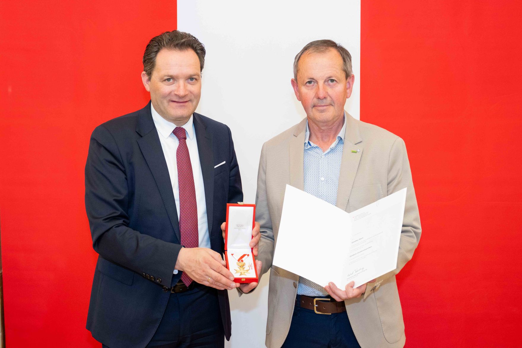 Bundesminister Norbert Totschnig &uuml;berreichte, im Namen des Herrn Bundespr&auml;sidenten Dr. Alexander Van der Bellen, Ehrenzeichen sowie auch Berufstitel im Marmorsaal des Regierungsgeb&auml;udes.