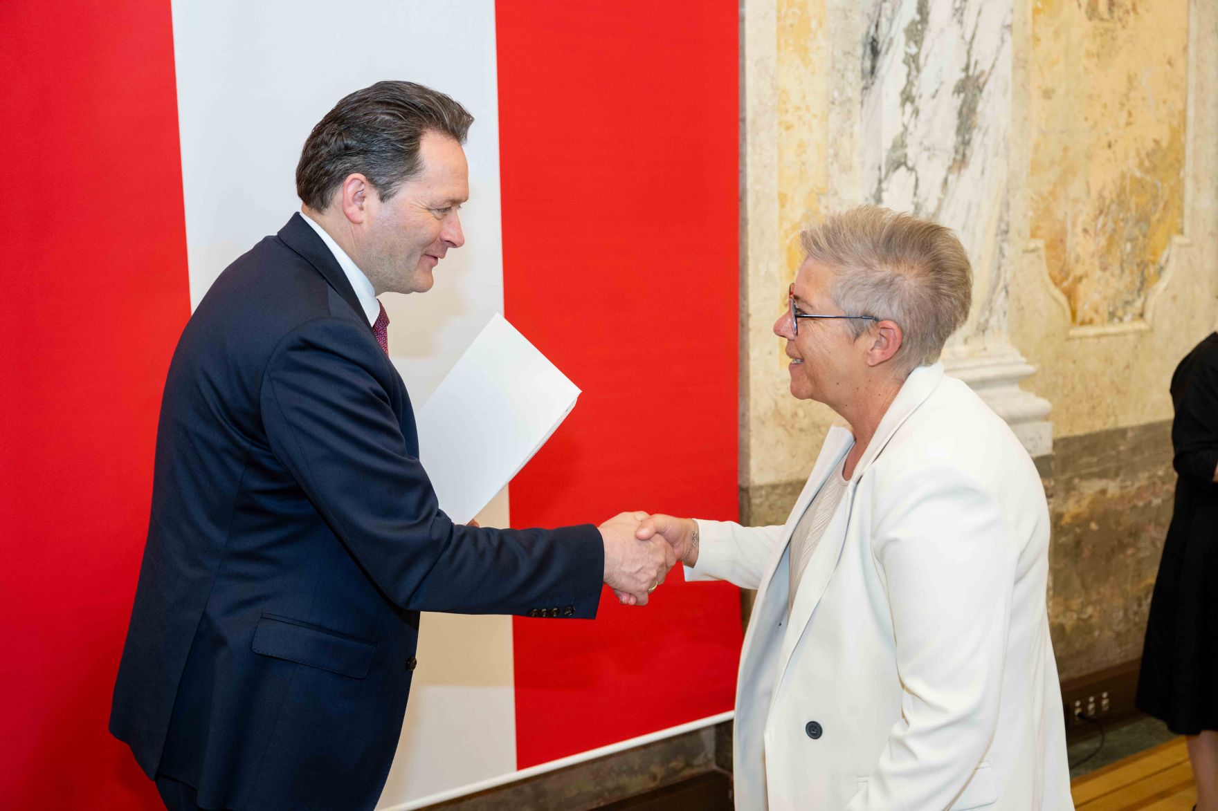 Bundesminister Norbert Totschnig &uuml;berreichte, im Namen des Herrn Bundespr&auml;sidenten Dr. Alexander Van der Bellen, Ehrenzeichen sowie auch Berufstitel im Marmorsaal des Regierungsgeb&auml;udes.