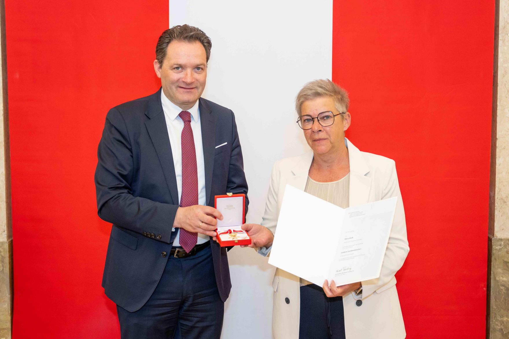 Bundesminister Norbert Totschnig &uuml;berreichte, im Namen des Herrn Bundespr&auml;sidenten Dr. Alexander Van der Bellen, Ehrenzeichen sowie auch Berufstitel im Marmorsaal des Regierungsgeb&auml;udes.