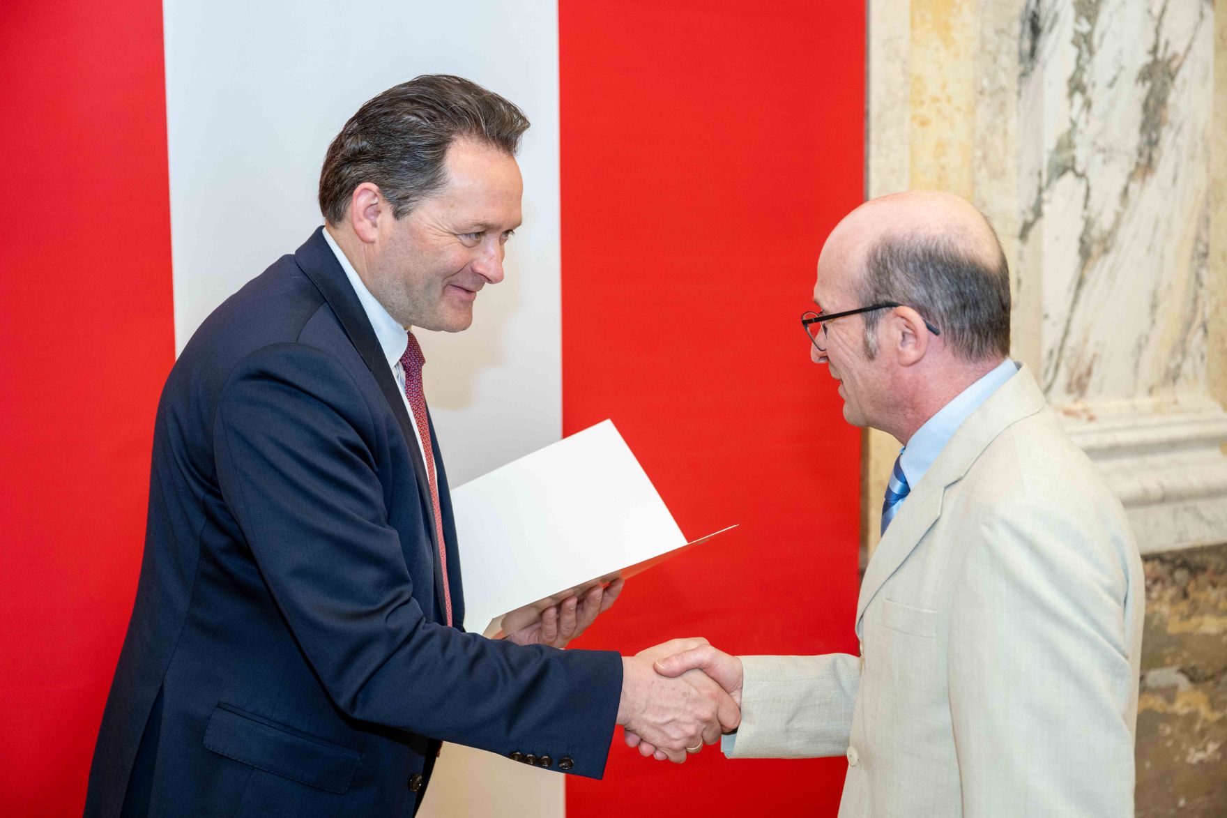 Bundesminister Norbert Totschnig &uuml;berreichte, im Namen des Herrn Bundespr&auml;sidenten Dr. Alexander Van der Bellen, Ehrenzeichen sowie auch Berufstitel im Marmorsaal des Regierungsgeb&auml;udes.