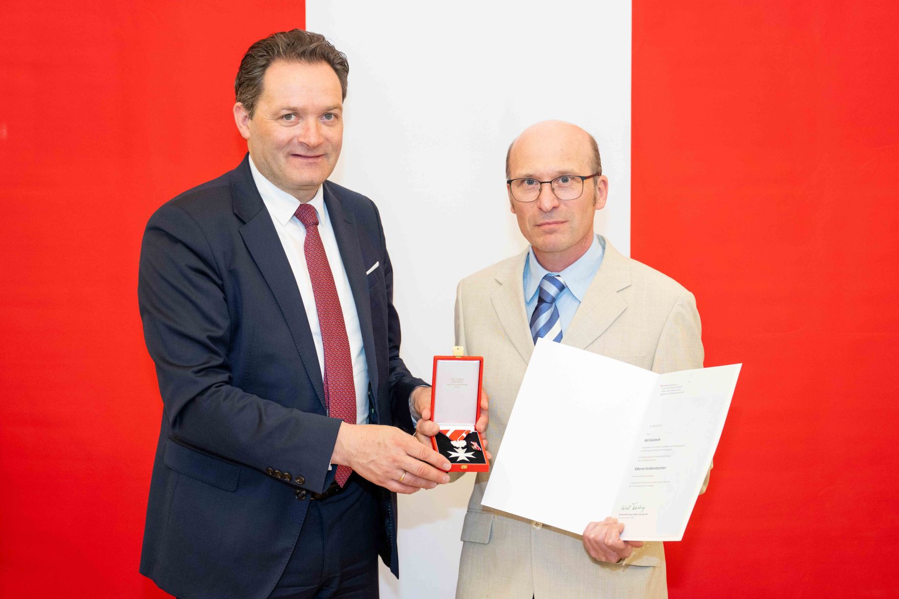 Bundesminister Norbert Totschnig &uuml;berreichte, im Namen des Herrn Bundespr&auml;sidenten Dr. Alexander Van der Bellen, Ehrenzeichen sowie auch Berufstitel im Marmorsaal des Regierungsgeb&auml;udes.