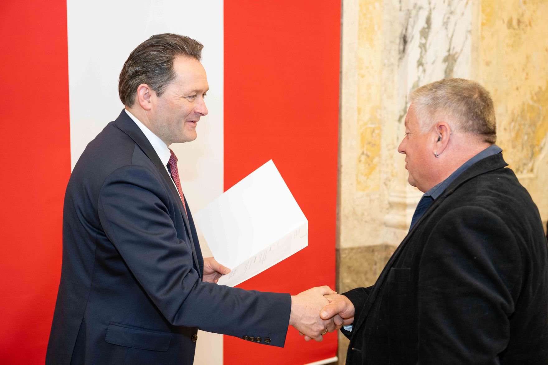 Bundesminister Norbert Totschnig &uuml;berreichte, im Namen des Herrn Bundespr&auml;sidenten Dr. Alexander Van der Bellen, Ehrenzeichen sowie auch Berufstitel im Marmorsaal des Regierungsgeb&auml;udes.