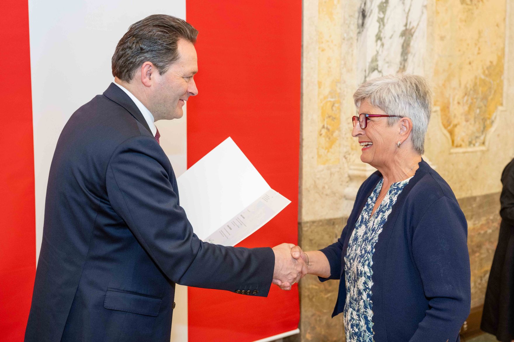 Bundesminister Norbert Totschnig &uuml;berreichte, im Namen des Herrn Bundespr&auml;sidenten Dr. Alexander Van der Bellen, Ehrenzeichen sowie auch Berufstitel im Marmorsaal des Regierungsgeb&auml;udes.