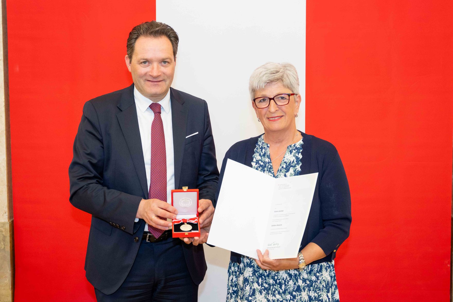 Bundesminister Norbert Totschnig &uuml;berreichte, im Namen des Herrn Bundespr&auml;sidenten Dr. Alexander Van der Bellen, Ehrenzeichen sowie auch Berufstitel im Marmorsaal des Regierungsgeb&auml;udes.
