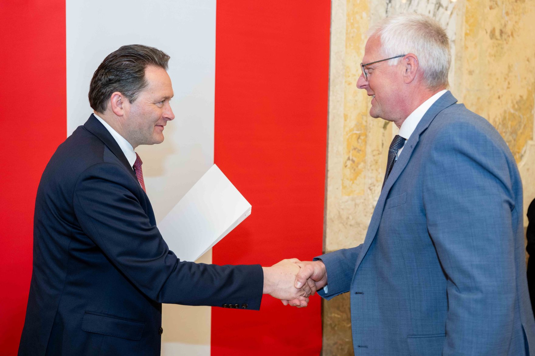 Bundesminister Norbert Totschnig &uuml;berreichte, im Namen des Herrn Bundespr&auml;sidenten Dr. Alexander Van der Bellen, Ehrenzeichen sowie auch Berufstitel im Marmorsaal des Regierungsgeb&auml;udes.
