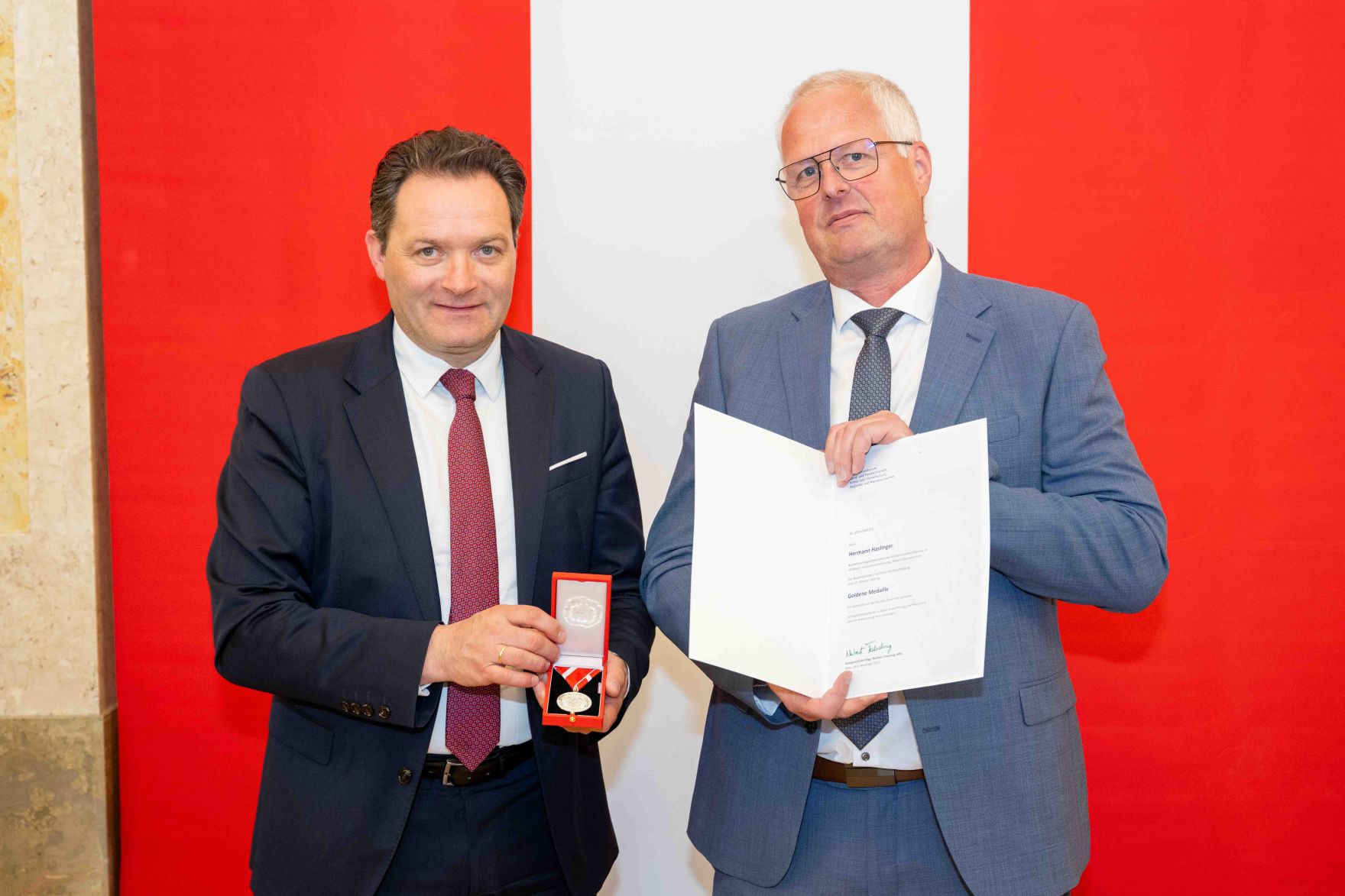 Bundesminister Norbert Totschnig &uuml;berreichte, im Namen des Herrn Bundespr&auml;sidenten Dr. Alexander Van der Bellen, Ehrenzeichen sowie auch Berufstitel im Marmorsaal des Regierungsgeb&auml;udes.