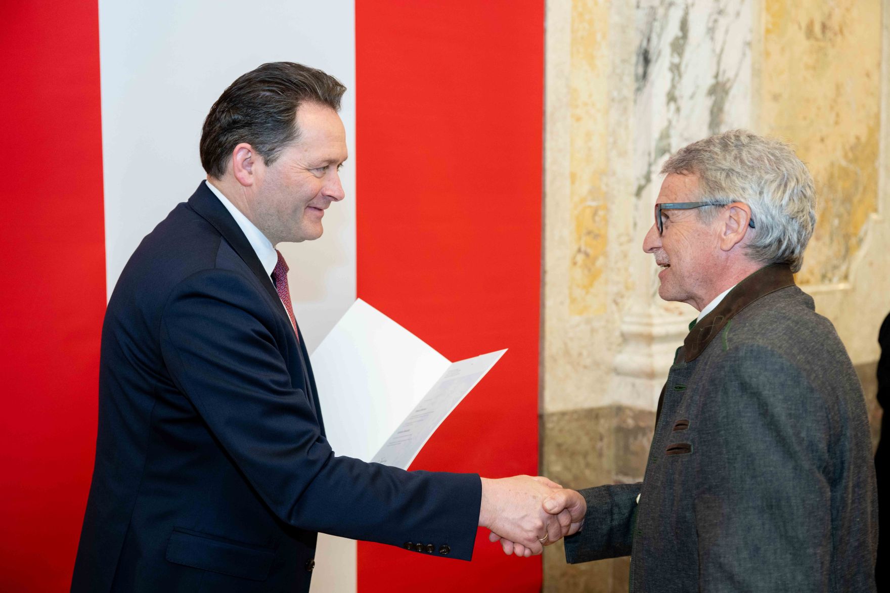 Bundesminister Norbert Totschnig &uuml;berreichte, im Namen des Herrn Bundespr&auml;sidenten Dr. Alexander Van der Bellen, Ehrenzeichen sowie auch Berufstitel im Marmorsaal des Regierungsgeb&auml;udes.