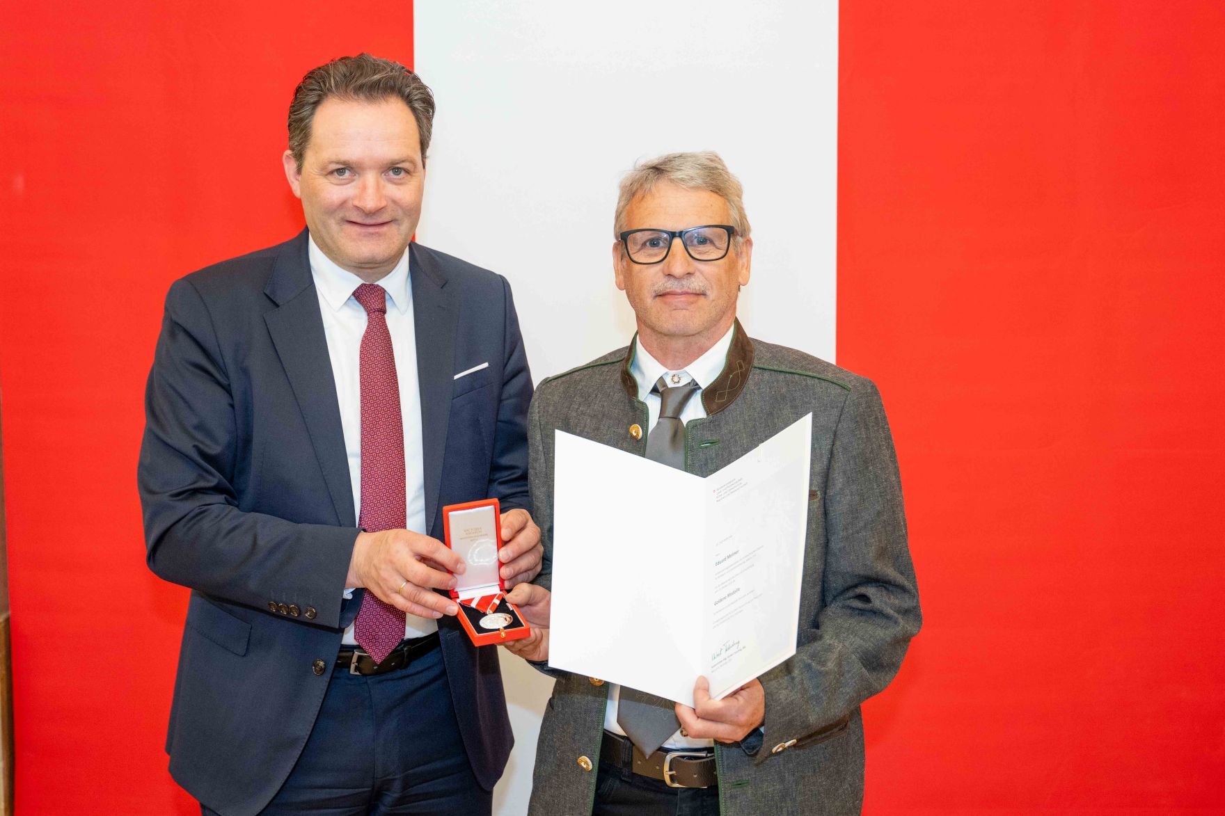 Bundesminister Norbert Totschnig &uuml;berreichte, im Namen des Herrn Bundespr&auml;sidenten Dr. Alexander Van der Bellen, Ehrenzeichen sowie auch Berufstitel im Marmorsaal des Regierungsgeb&auml;udes.