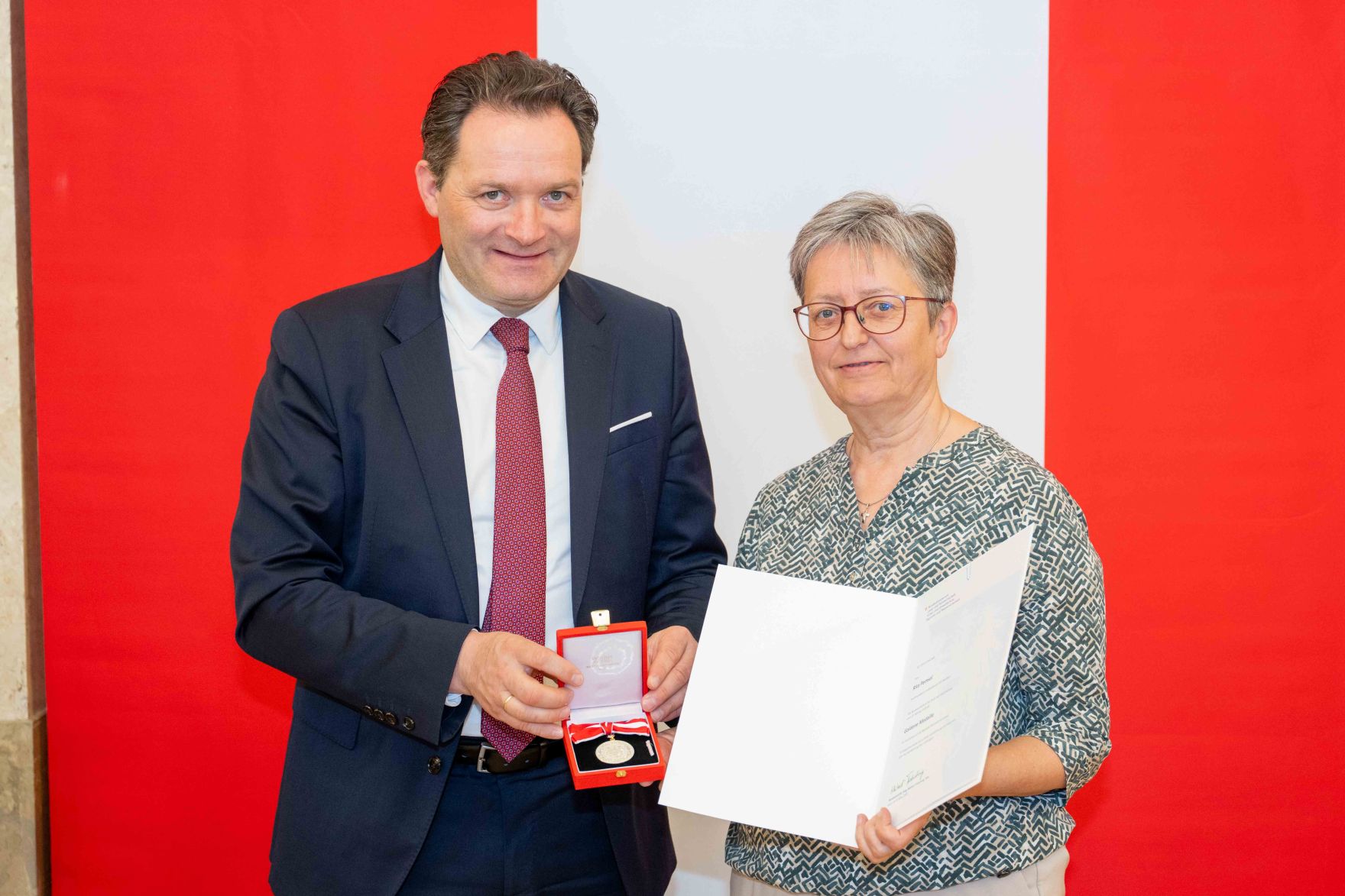 Bundesminister Norbert Totschnig &uuml;berreichte, im Namen des Herrn Bundespr&auml;sidenten Dr. Alexander Van der Bellen, Ehrenzeichen sowie auch Berufstitel im Marmorsaal des Regierungsgeb&auml;udes.