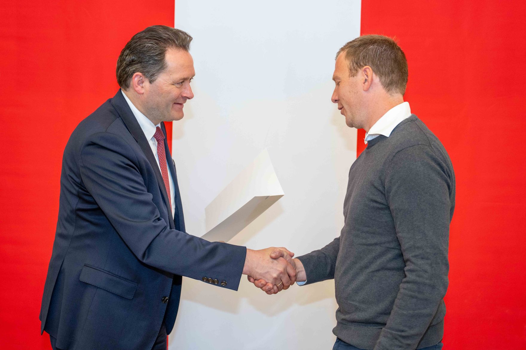 Bundesminister Norbert Totschnig &uuml;berreichte, im Namen des Herrn Bundespr&auml;sidenten Dr. Alexander Van der Bellen, Ehrenzeichen sowie auch Berufstitel im Marmorsaal des Regierungsgeb&auml;udes.