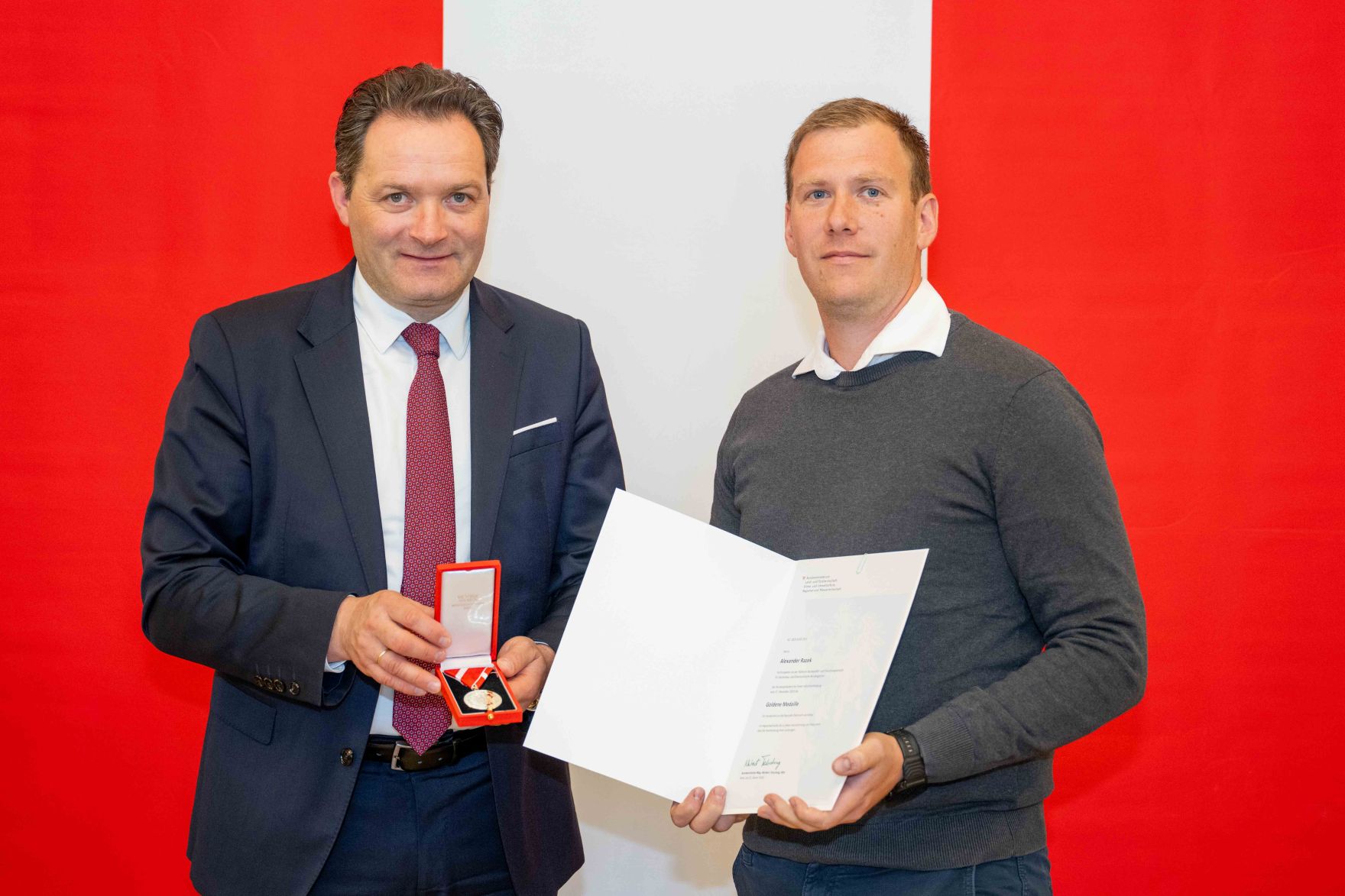 Bundesminister Norbert Totschnig &uuml;berreichte, im Namen des Herrn Bundespr&auml;sidenten Dr. Alexander Van der Bellen, Ehrenzeichen sowie auch Berufstitel im Marmorsaal des Regierungsgeb&auml;udes.