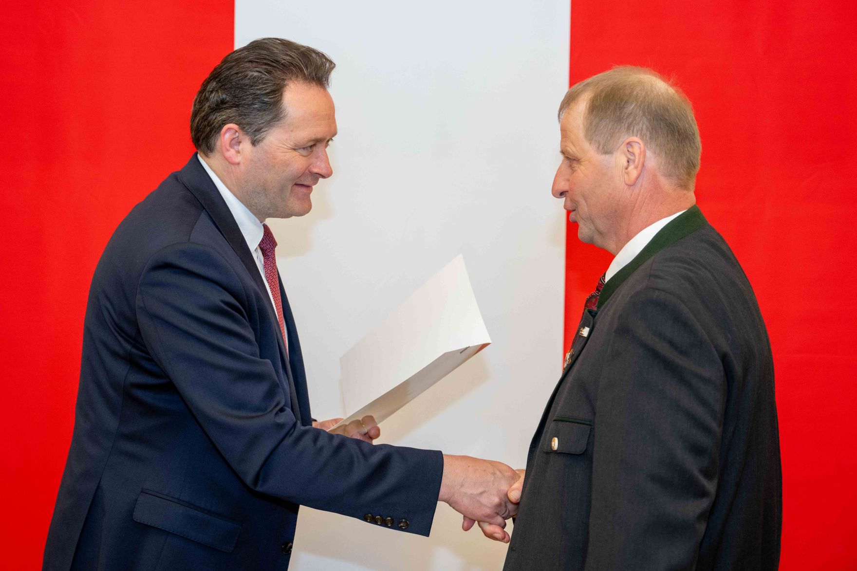Bundesminister Norbert Totschnig &uuml;berreichte, im Namen des Herrn Bundespr&auml;sidenten Dr. Alexander Van der Bellen, Ehrenzeichen sowie auch Berufstitel im Marmorsaal des Regierungsgeb&auml;udes.