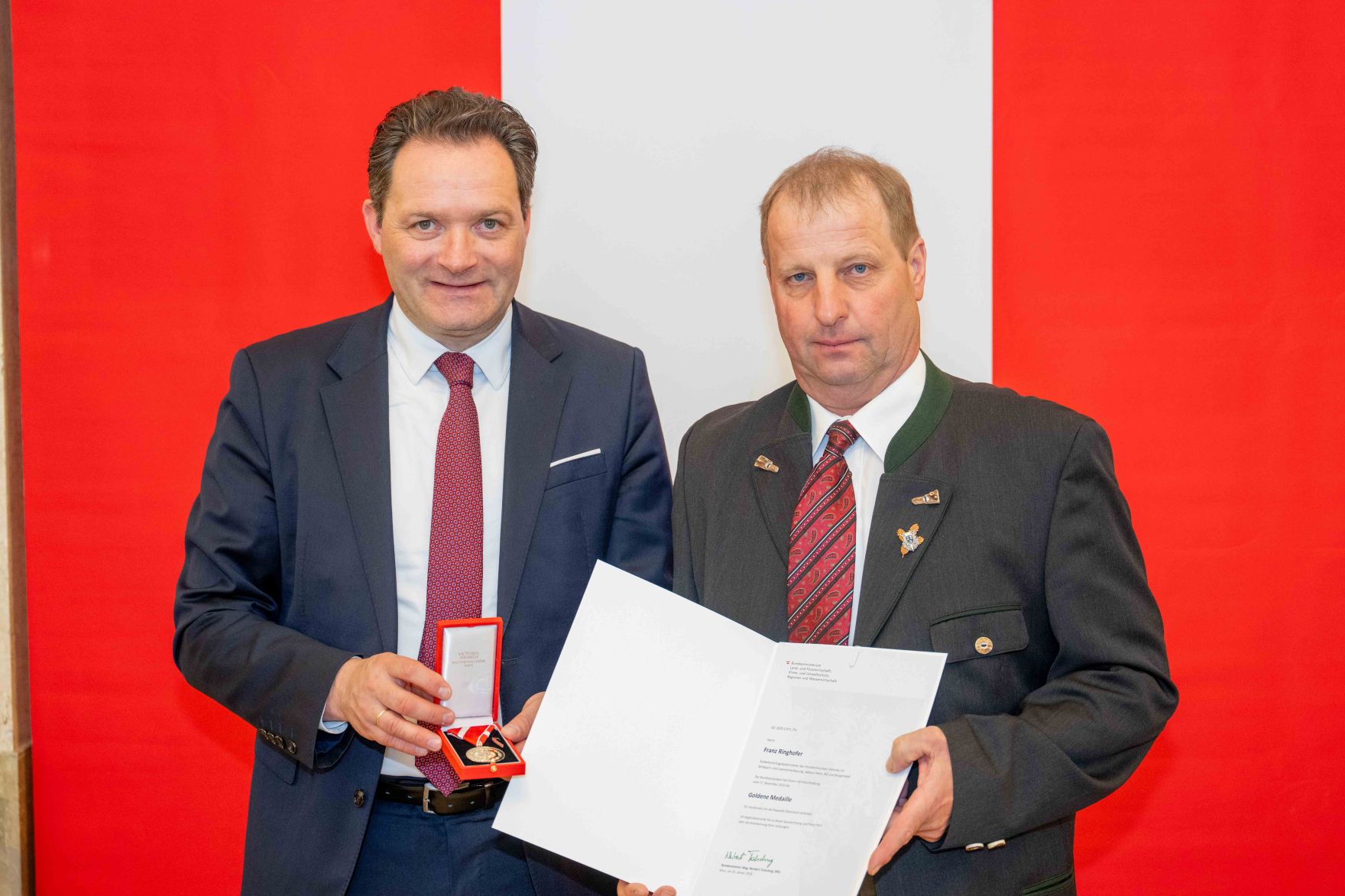Bundesminister Norbert Totschnig &uuml;berreichte, im Namen des Herrn Bundespr&auml;sidenten Dr. Alexander Van der Bellen, Ehrenzeichen sowie auch Berufstitel im Marmorsaal des Regierungsgeb&auml;udes.