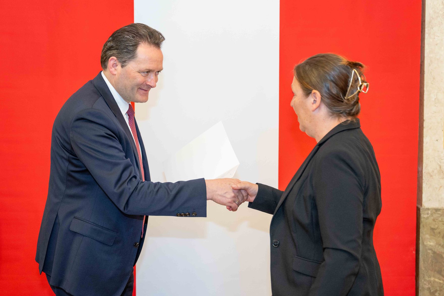 Bundesminister Norbert Totschnig &uuml;berreichte, im Namen des Herrn Bundespr&auml;sidenten Dr. Alexander Van der Bellen, Ehrenzeichen sowie auch Berufstitel im Marmorsaal des Regierungsgeb&auml;udes.