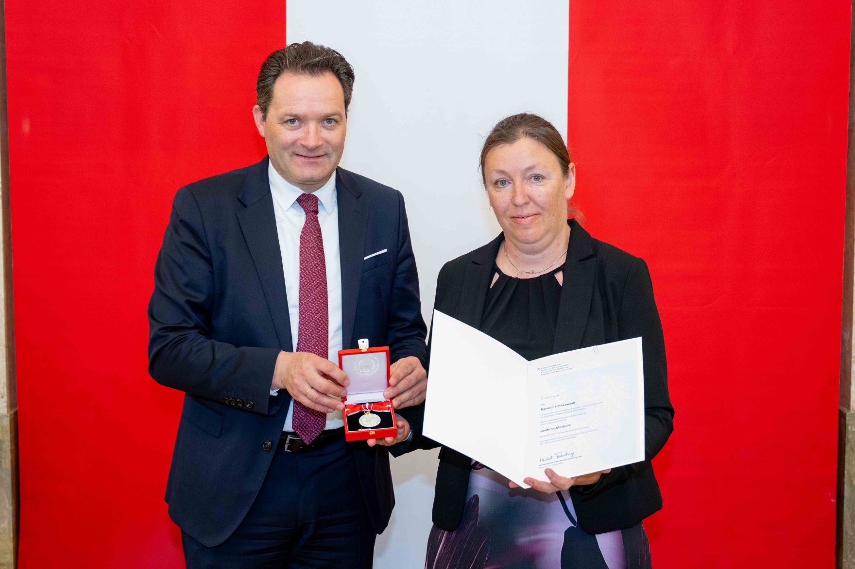 Bundesminister Norbert Totschnig &uuml;berreichte, im Namen des Herrn Bundespr&auml;sidenten Dr. Alexander Van der Bellen, Ehrenzeichen sowie auch Berufstitel im Marmorsaal des Regierungsgeb&auml;udes.