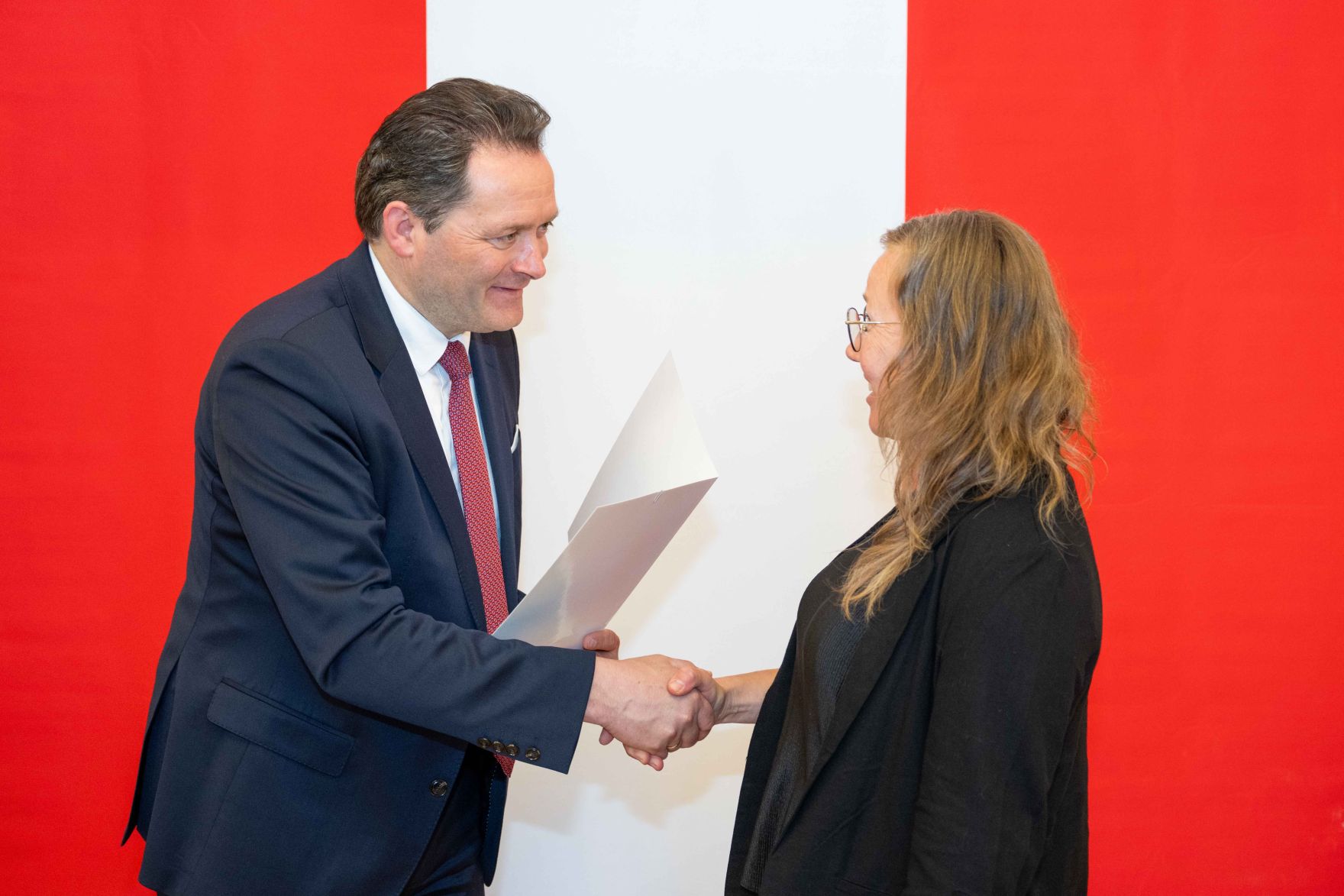 Bundesminister Norbert Totschnig &uuml;berreichte, im Namen des Herrn Bundespr&auml;sidenten Dr. Alexander Van der Bellen, Ehrenzeichen sowie auch Berufstitel im Marmorsaal des Regierungsgeb&auml;udes.
