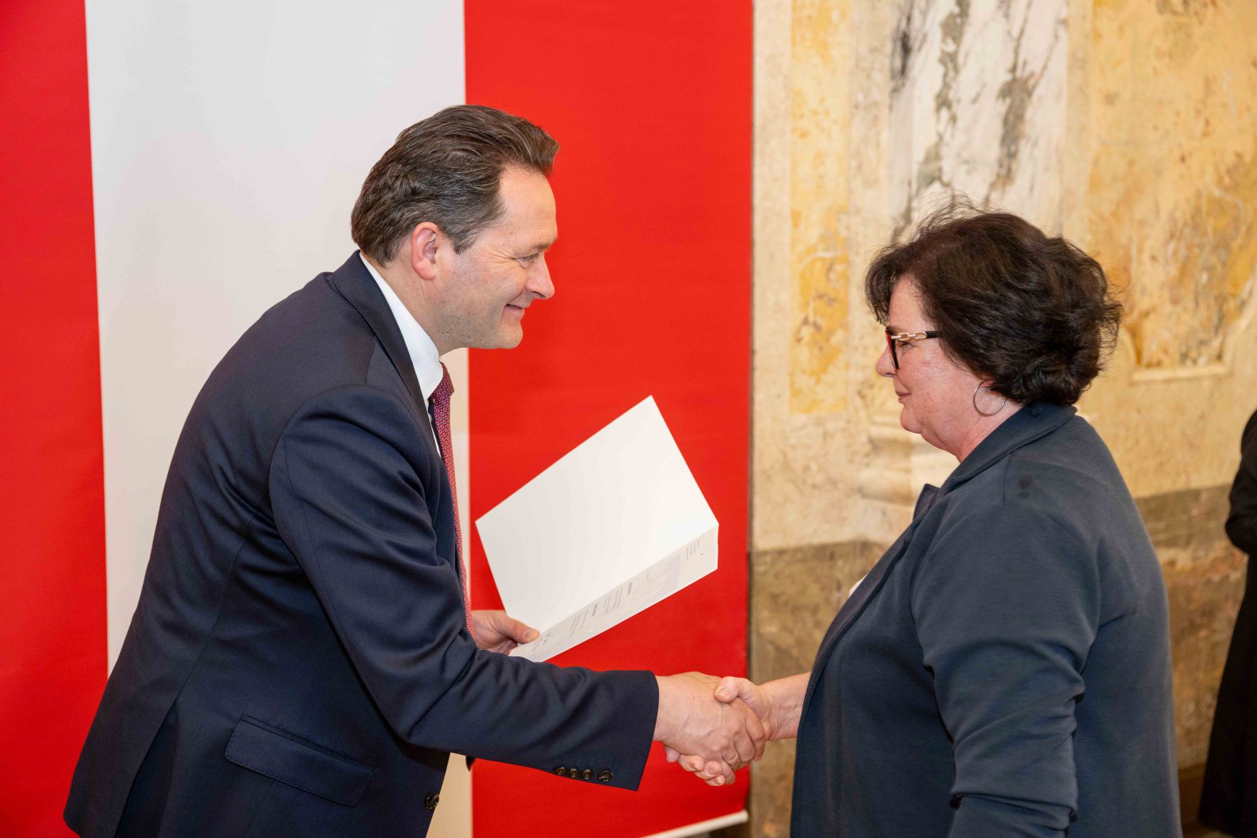 Bundesminister Norbert Totschnig &uuml;berreichte, im Namen des Herrn Bundespr&auml;sidenten Dr. Alexander Van der Bellen, Ehrenzeichen sowie auch Berufstitel im Marmorsaal des Regierungsgeb&auml;udes.