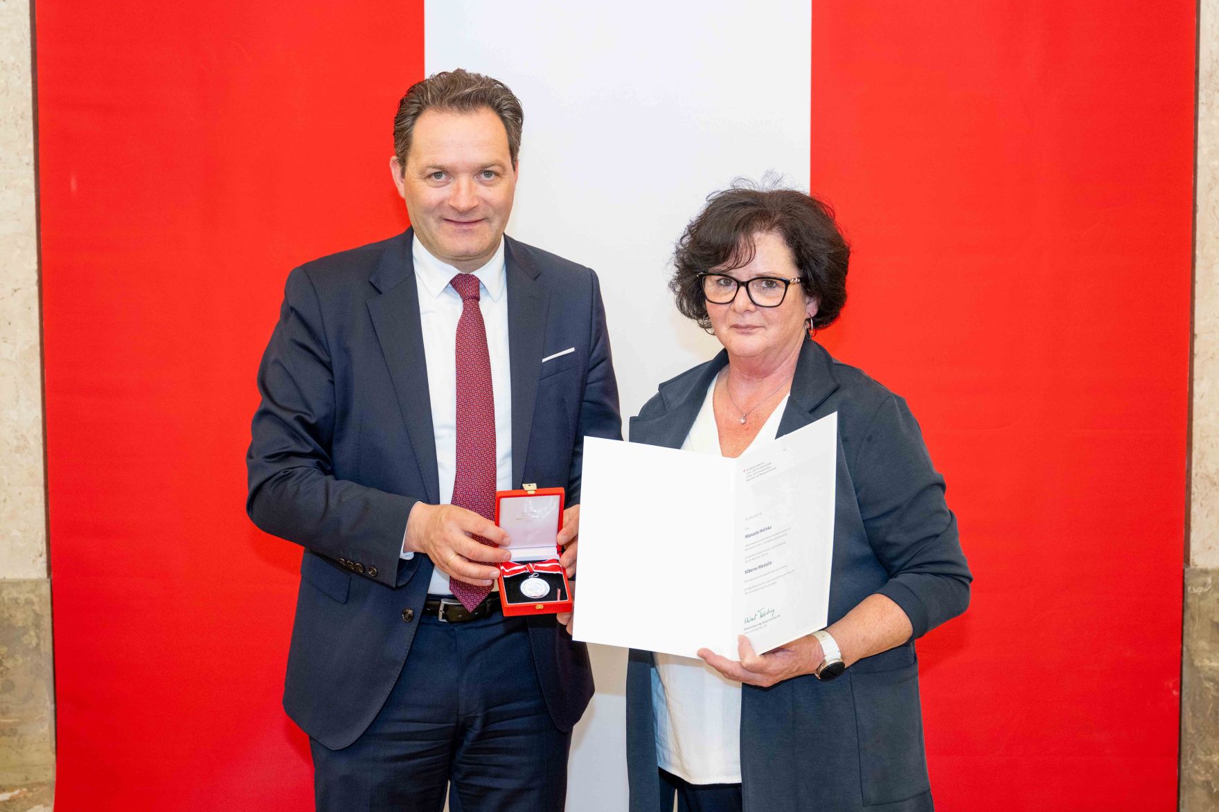 Bundesminister Norbert Totschnig &uuml;berreichte, im Namen des Herrn Bundespr&auml;sidenten Dr. Alexander Van der Bellen, Ehrenzeichen sowie auch Berufstitel im Marmorsaal des Regierungsgeb&auml;udes.