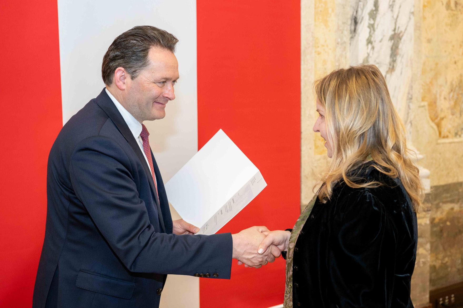 Bundesminister Norbert Totschnig &uuml;berreichte, im Namen des Herrn Bundespr&auml;sidenten Dr. Alexander Van der Bellen, Ehrenzeichen sowie auch Berufstitel im Marmorsaal des Regierungsgeb&auml;udes.