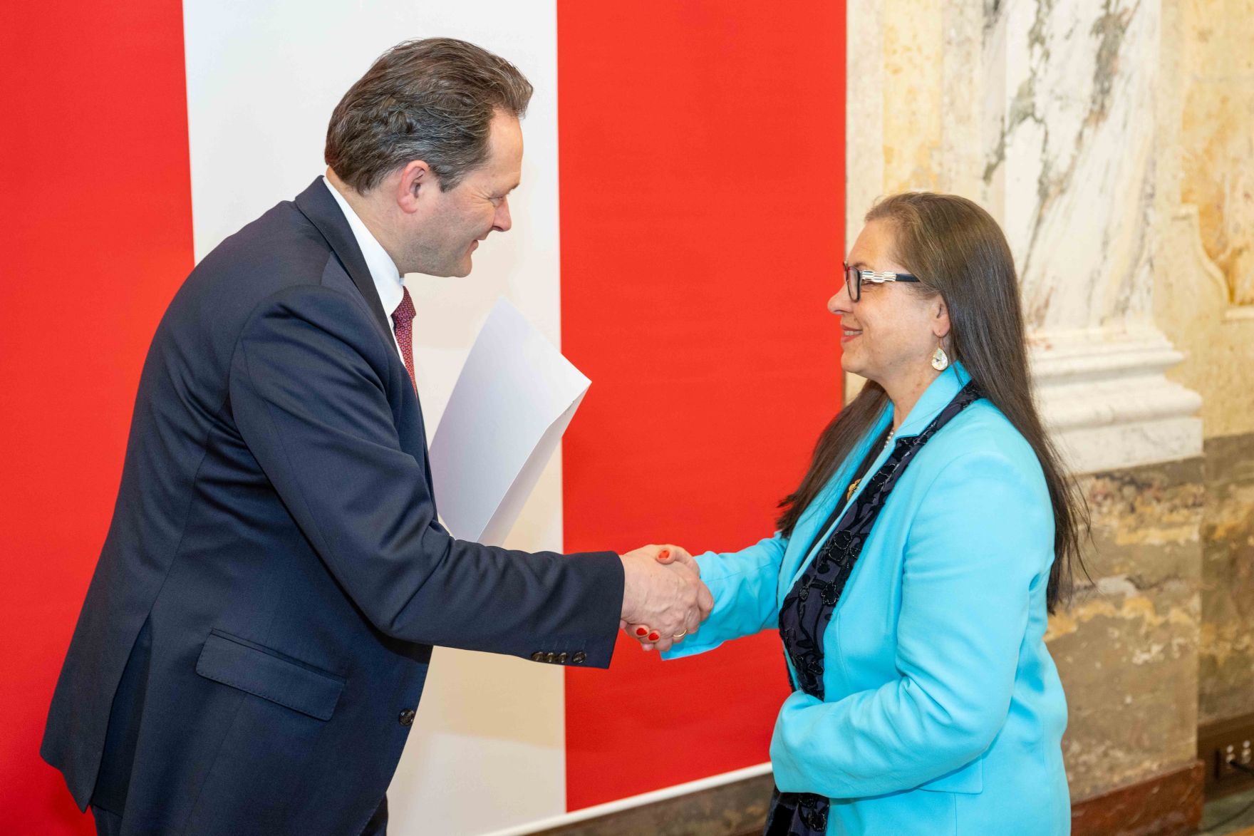 Bundesminister Norbert Totschnig &uuml;berreichte, im Namen des Herrn Bundespr&auml;sidenten Dr. Alexander Van der Bellen, Ehrenzeichen sowie auch Berufstitel im Marmorsaal des Regierungsgeb&auml;udes.
