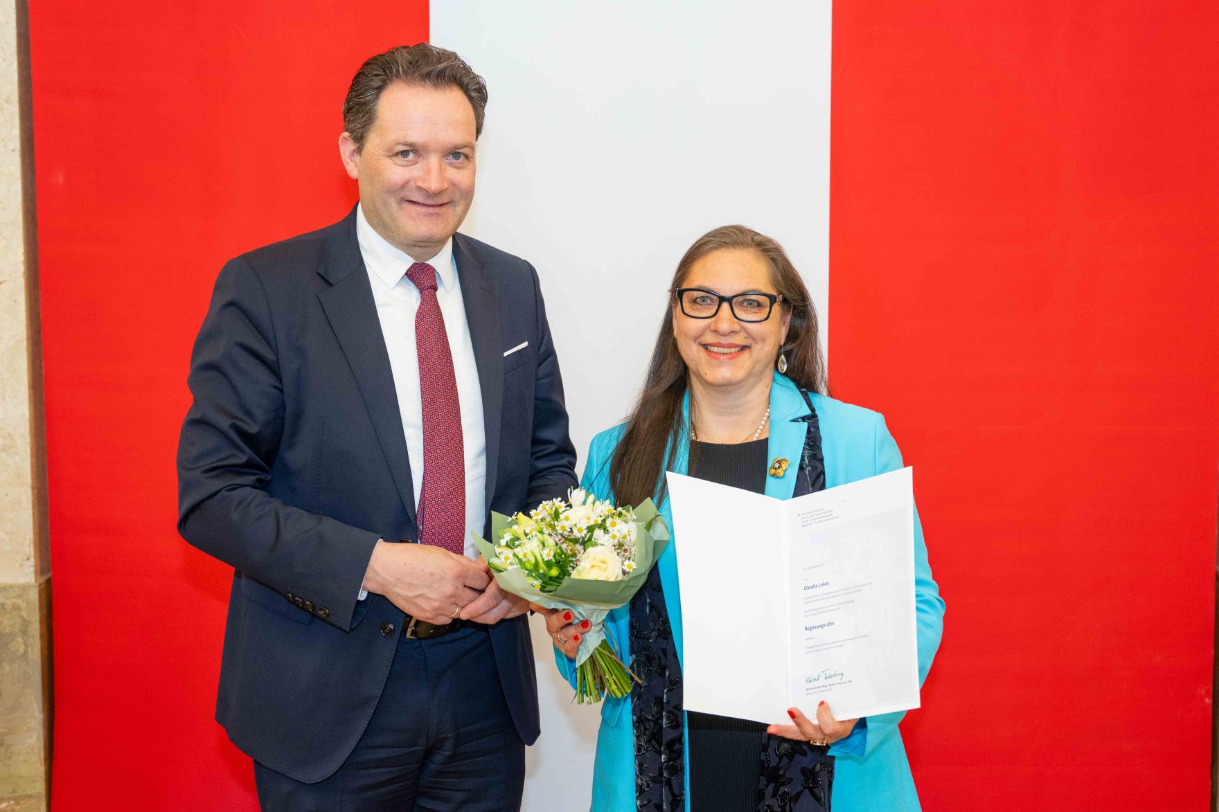 Bundesminister Norbert Totschnig &uuml;berreichte, im Namen des Herrn Bundespr&auml;sidenten Dr. Alexander Van der Bellen, Ehrenzeichen sowie auch Berufstitel im Marmorsaal des Regierungsgeb&auml;udes.