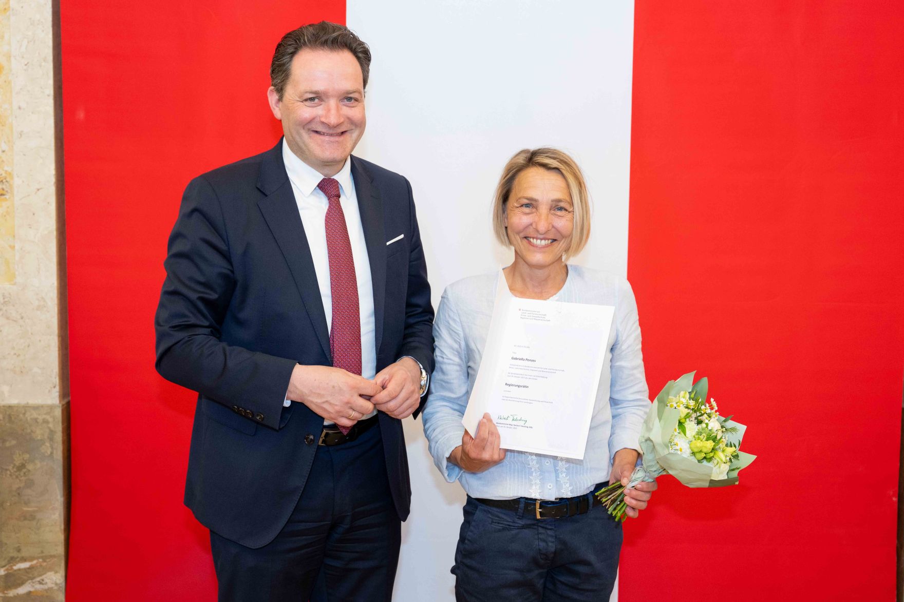 Bundesminister Norbert Totschnig &uuml;berreichte, im Namen des Herrn Bundespr&auml;sidenten Dr. Alexander Van der Bellen, Ehrenzeichen sowie auch Berufstitel im Marmorsaal des Regierungsgeb&auml;udes.
