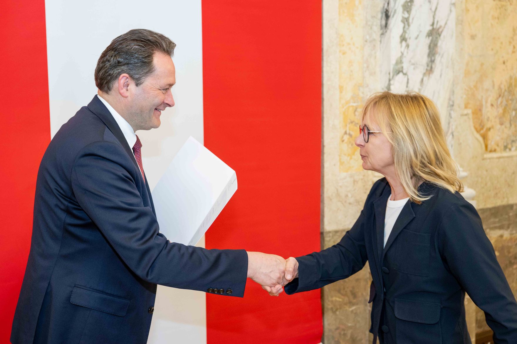 Bundesminister Norbert Totschnig &uuml;berreichte, im Namen des Herrn Bundespr&auml;sidenten Dr. Alexander Van der Bellen, Ehrenzeichen sowie auch Berufstitel im Marmorsaal des Regierungsgeb&auml;udes.