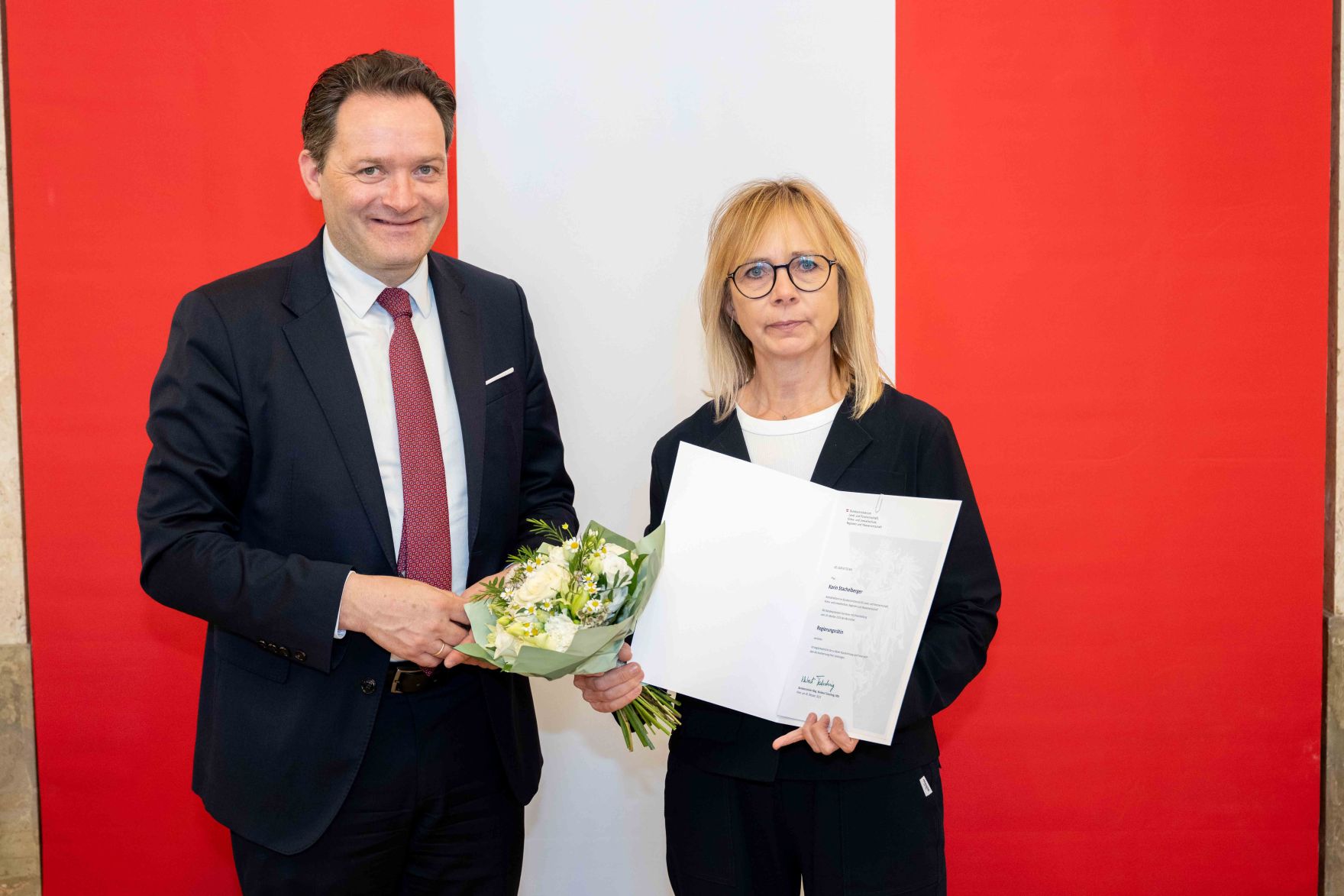 Bundesminister Norbert Totschnig &uuml;berreichte, im Namen des Herrn Bundespr&auml;sidenten Dr. Alexander Van der Bellen, Ehrenzeichen sowie auch Berufstitel im Marmorsaal des Regierungsgeb&auml;udes.