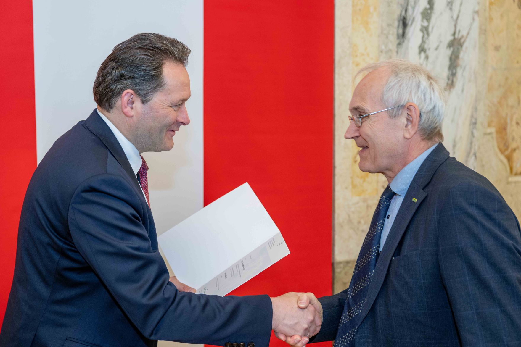 Bundesminister Norbert Totschnig &uuml;berreichte, im Namen des Herrn Bundespr&auml;sidenten Dr. Alexander Van der Bellen, Ehrenzeichen sowie auch Berufstitel im Marmorsaal des Regierungsgeb&auml;udes.
