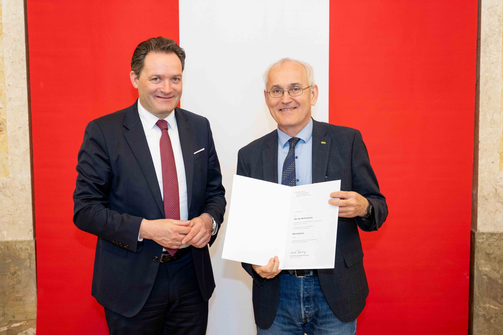 Bundesminister Norbert Totschnig &uuml;berreichte, im Namen des Herrn Bundespr&auml;sidenten Dr. Alexander Van der Bellen, Ehrenzeichen sowie auch Berufstitel im Marmorsaal des Regierungsgeb&auml;udes.
