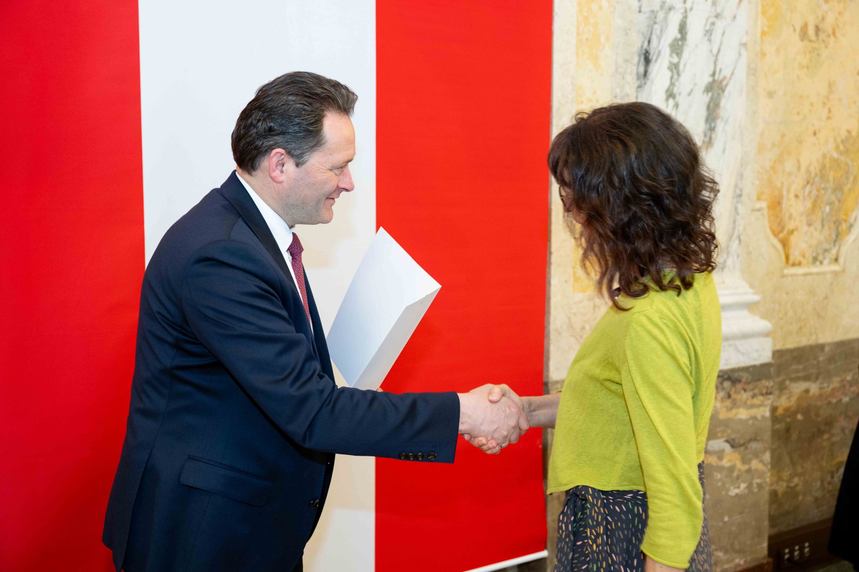 Bundesminister Norbert Totschnig &uuml;berreichte, im Namen des Herrn Bundespr&auml;sidenten Dr. Alexander Van der Bellen, Ehrenzeichen sowie auch Berufstitel im Marmorsaal des Regierungsgeb&auml;udes.