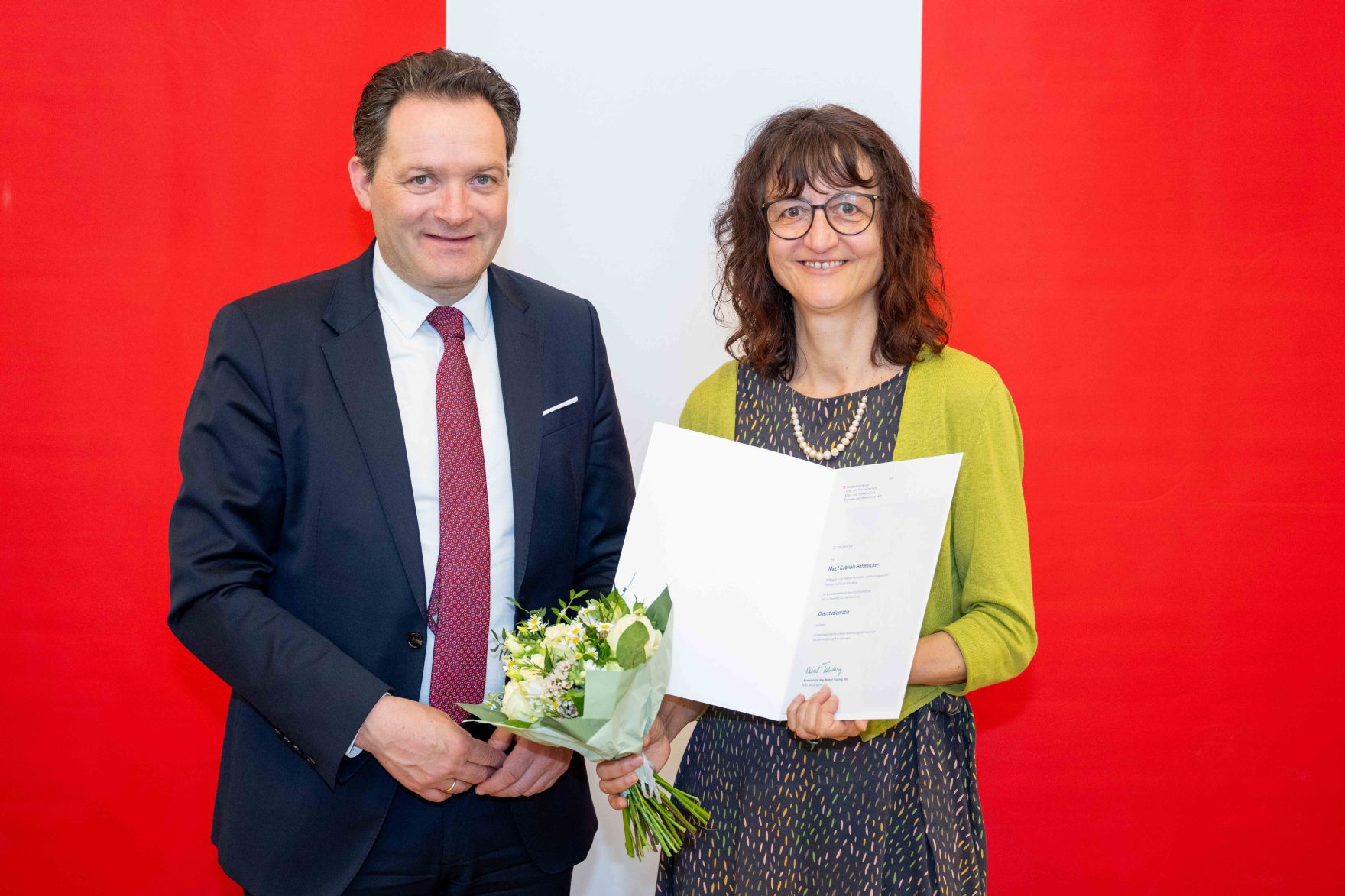 Bundesminister Norbert Totschnig &uuml;berreichte, im Namen des Herrn Bundespr&auml;sidenten Dr. Alexander Van der Bellen, Ehrenzeichen sowie auch Berufstitel im Marmorsaal des Regierungsgeb&auml;udes.