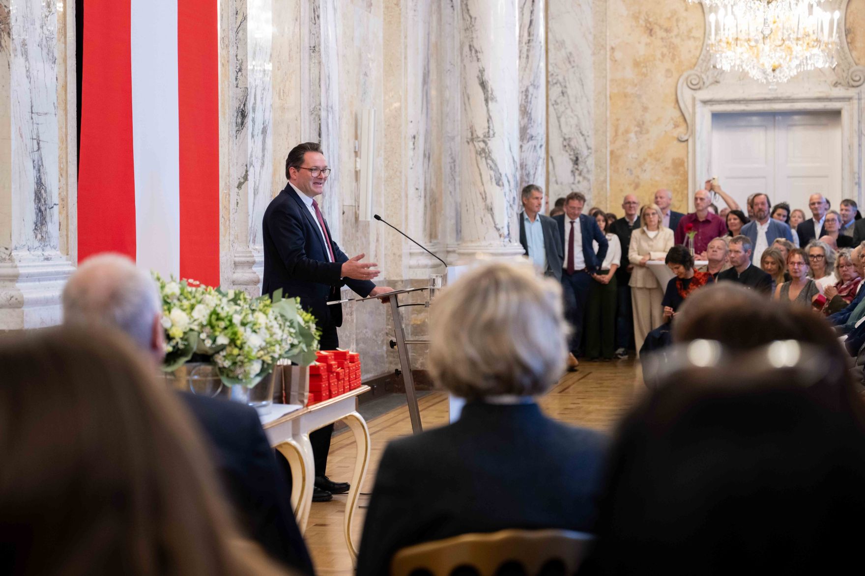 Bundesminister Norbert Totschnig &uuml;berreichte, im Namen des Herrn Bundespr&auml;sidenten Dr. Alexander Van der Bellen, Ehrenzeichen sowie auch Berufstitel im Marmorsaal des Regierungsgeb&auml;udes.
