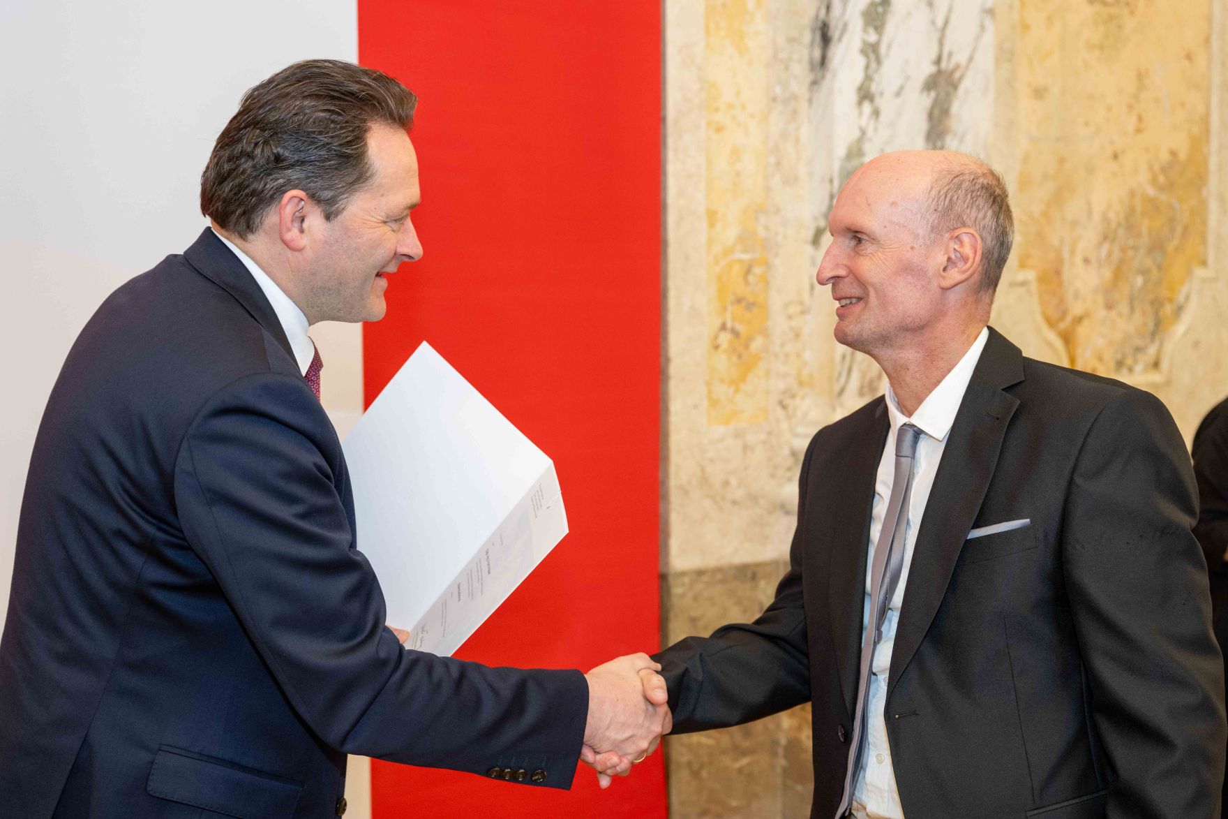 Bundesminister Norbert Totschnig &uuml;berreichte, im Namen des Herrn Bundespr&auml;sidenten Dr. Alexander Van der Bellen, Ehrenzeichen sowie auch Berufstitel im Marmorsaal des Regierungsgeb&auml;udes.