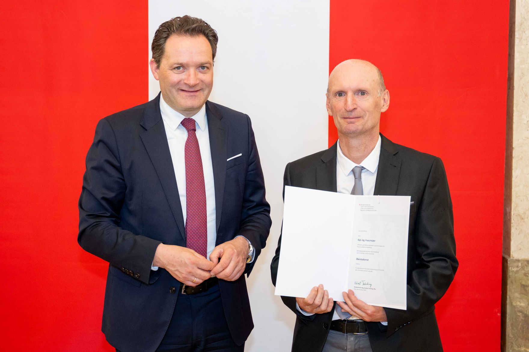 Bundesminister Norbert Totschnig &uuml;berreichte, im Namen des Herrn Bundespr&auml;sidenten Dr. Alexander Van der Bellen, Ehrenzeichen sowie auch Berufstitel im Marmorsaal des Regierungsgeb&auml;udes.