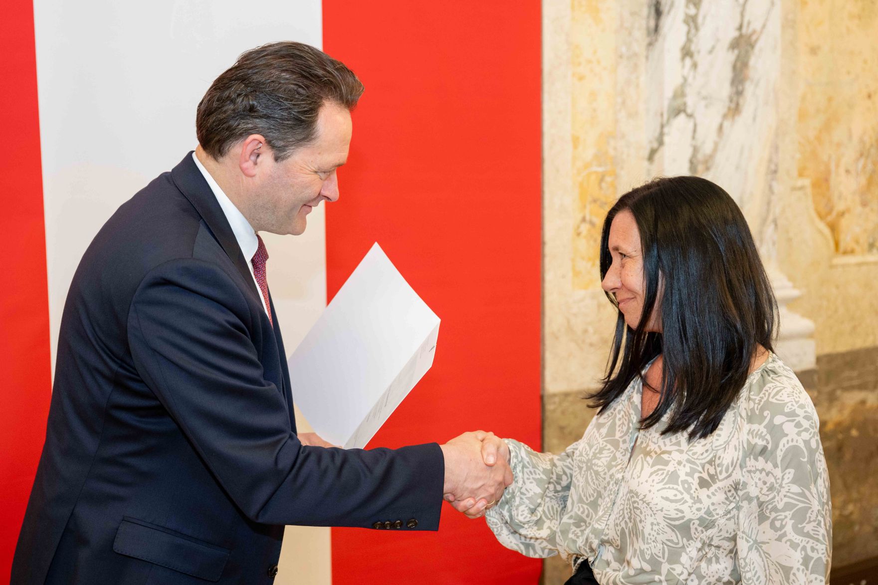 Bundesminister Norbert Totschnig &uuml;berreichte, im Namen des Herrn Bundespr&auml;sidenten Dr. Alexander Van der Bellen, Ehrenzeichen sowie auch Berufstitel im Marmorsaal des Regierungsgeb&auml;udes.