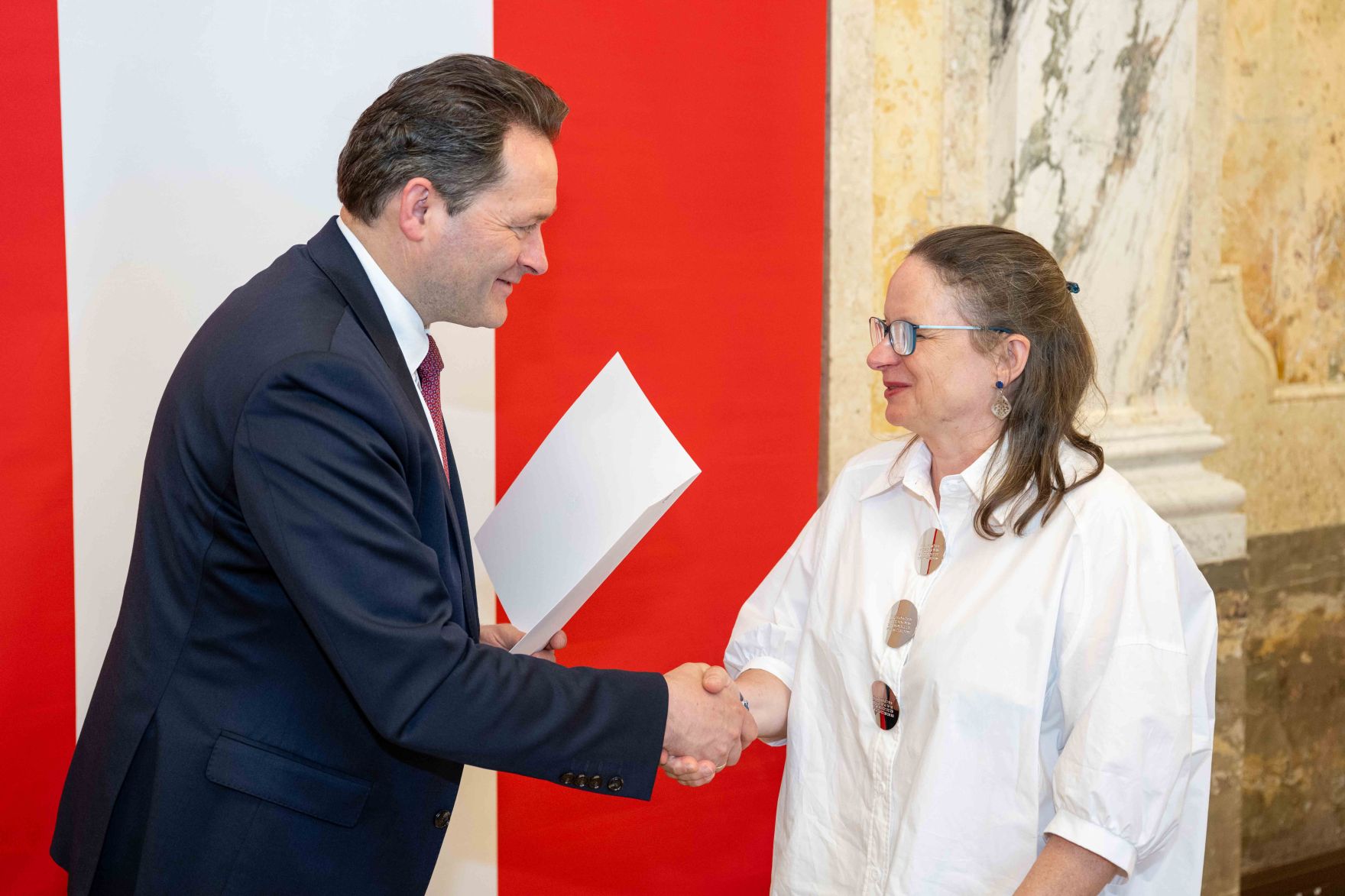 Bundesminister Norbert Totschnig &uuml;berreichte, im Namen des Herrn Bundespr&auml;sidenten Dr. Alexander Van der Bellen, Ehrenzeichen sowie auch Berufstitel im Marmorsaal des Regierungsgeb&auml;udes.